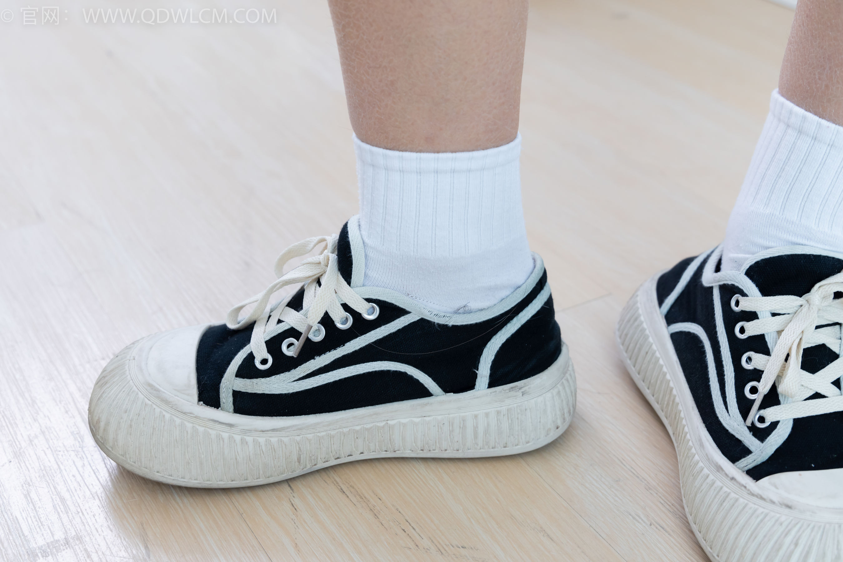 物恋传媒 No.2361 灰灰 - 校服、帆布鞋、白棉袜、裸足