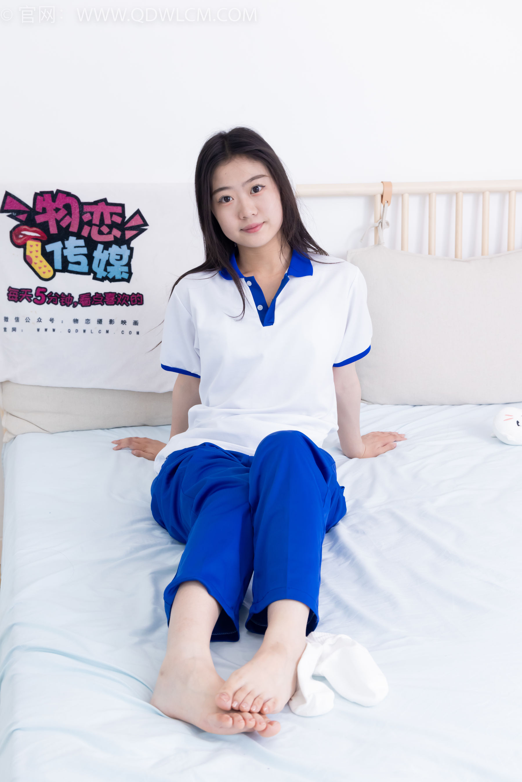 物恋传媒 No.2368 芋头 - 板鞋、白棉袜、裸足