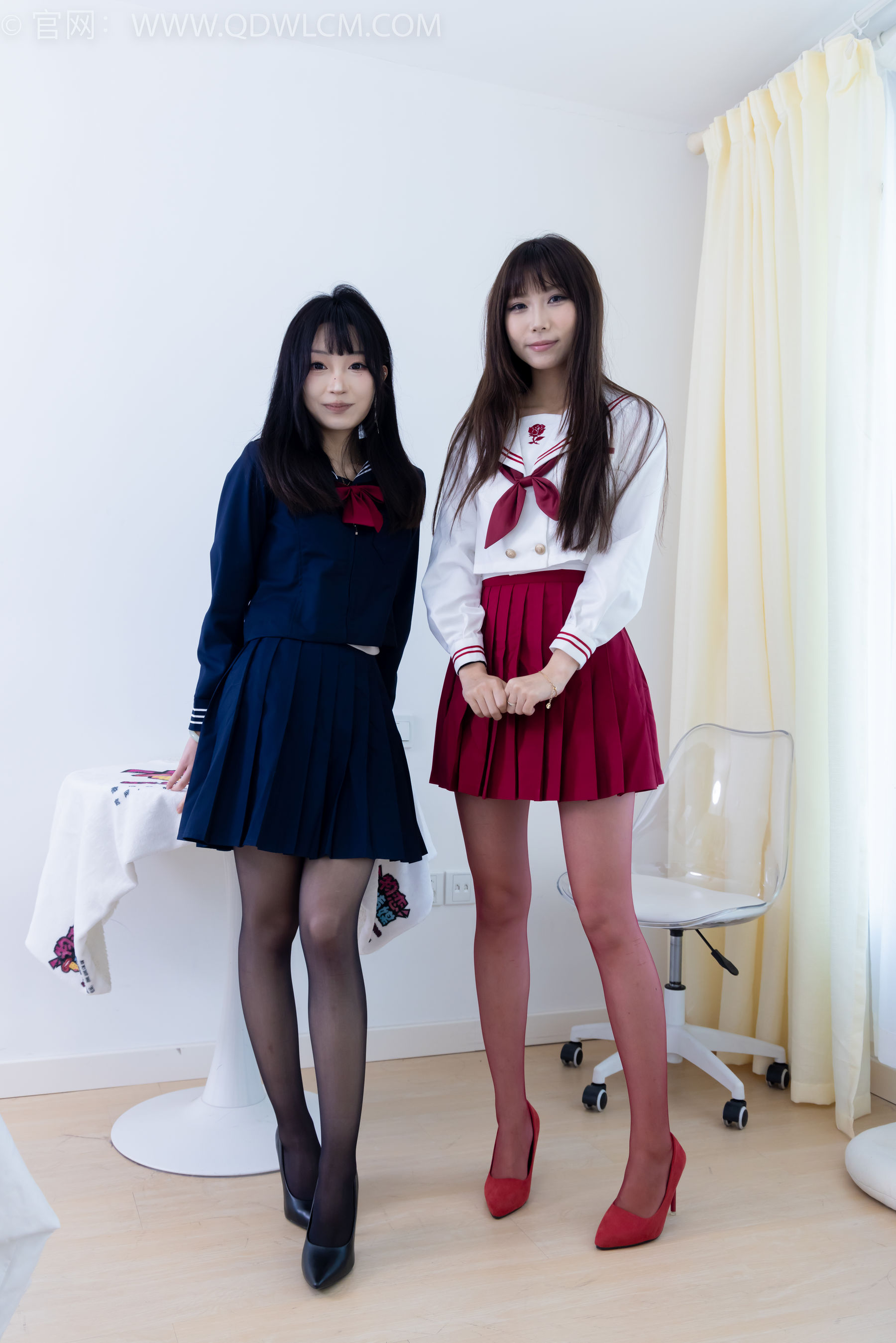 物恋传媒 No.2352 泡泡&嘟嘟 - 高跟鞋、油亮薄红丝、油亮薄黑丝、jk制服