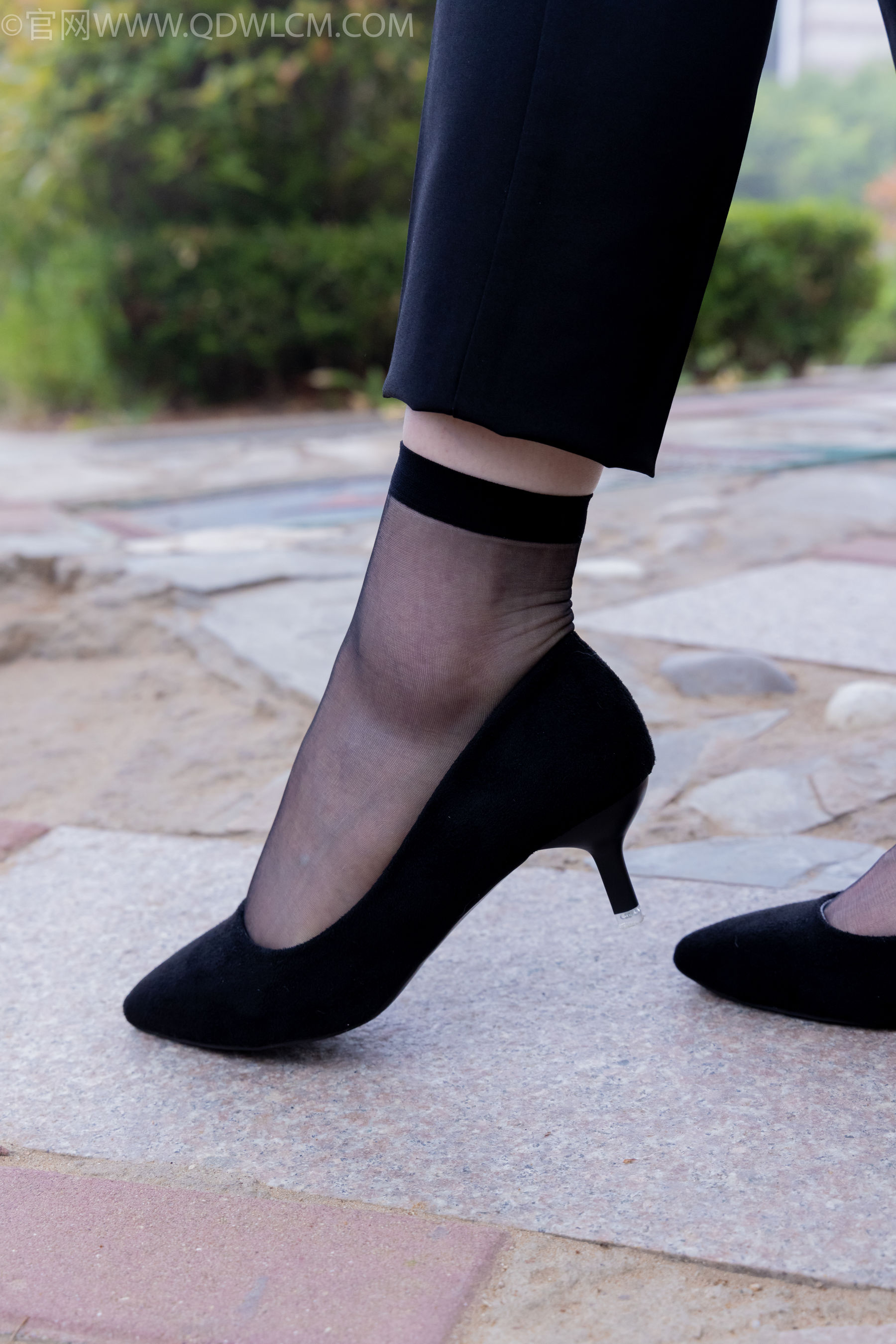 物恋传媒 No.2337 小酒 - 高跟鞋、短黑丝、短白丝