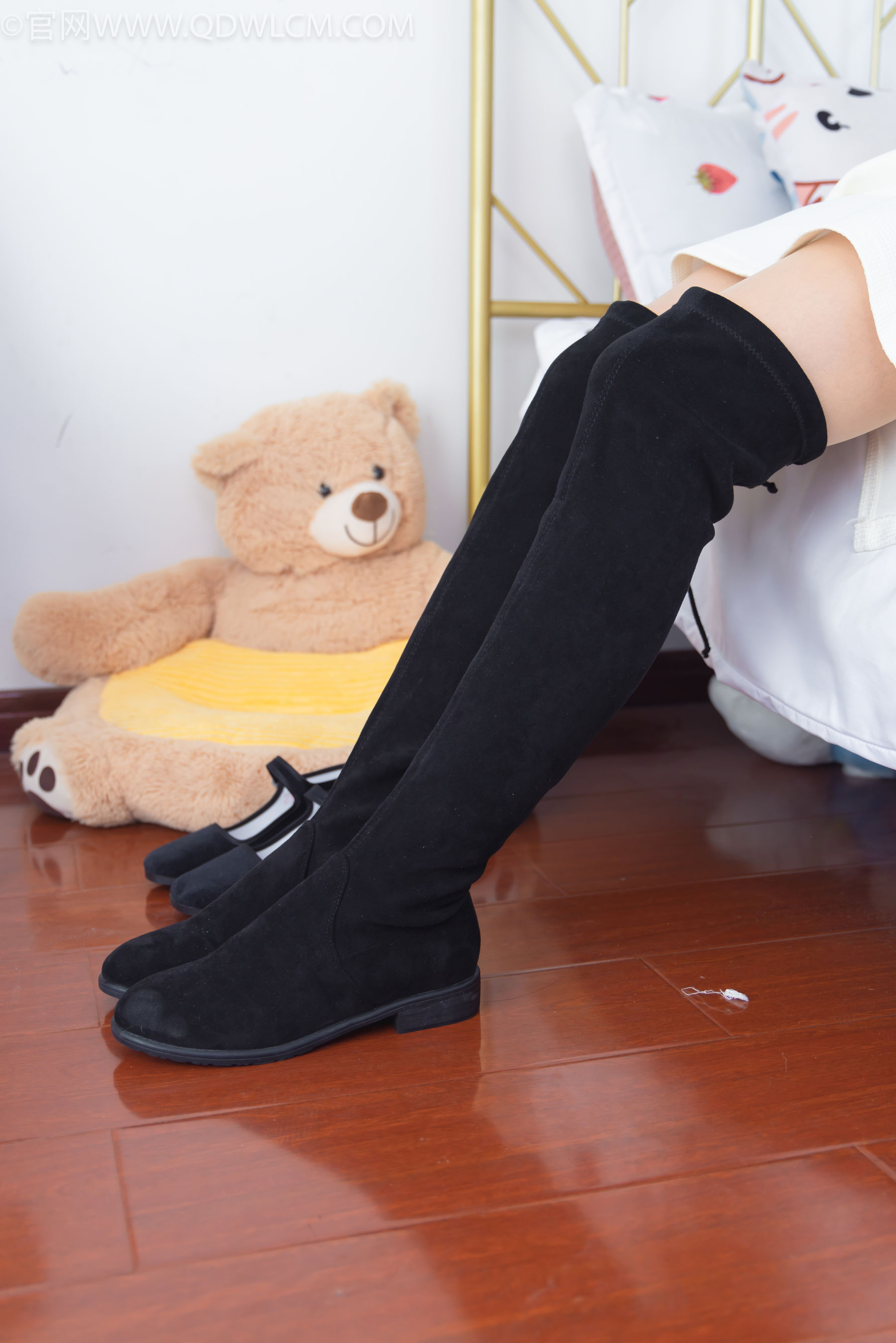 物恋传媒 No.2335 美兔 - 布鞋、长靴、白棉袜、薄肉丝