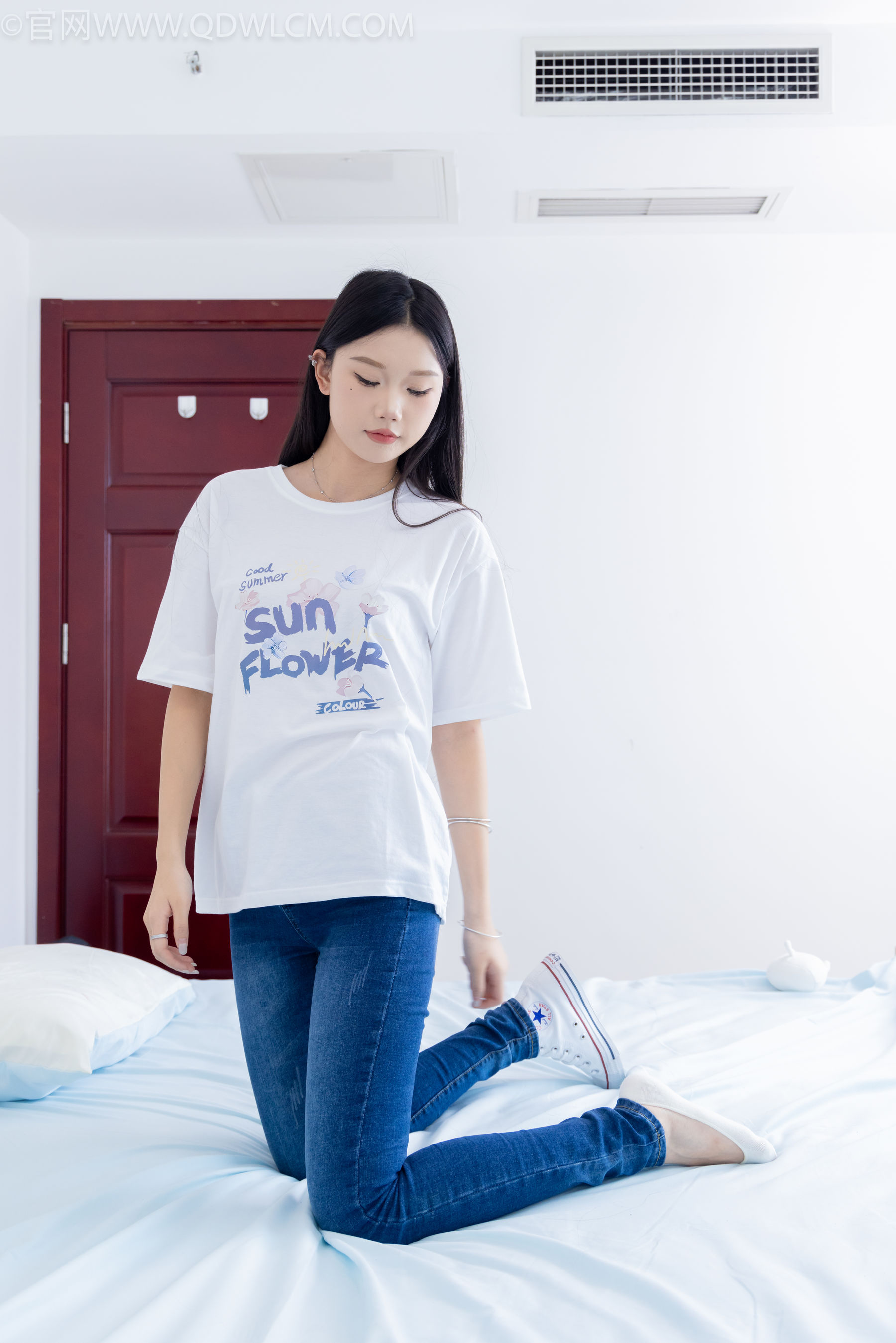 物恋传媒 No.2329 小竹 - 帆布鞋、白船袜、肚子疼揉肚子剧情