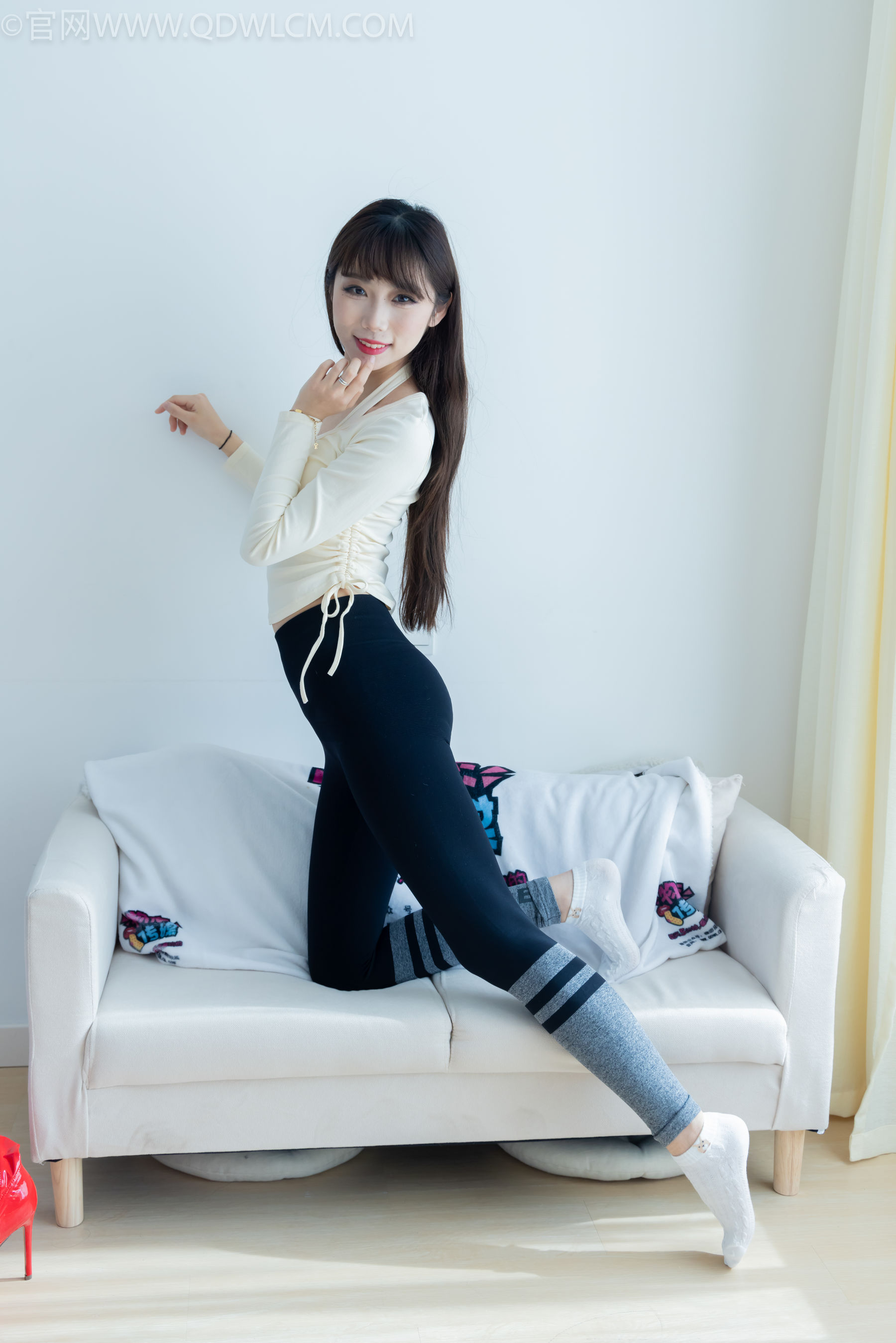 物恋传媒 No.2326 泡泡 - 高跟长靴、白棉袜、裸足