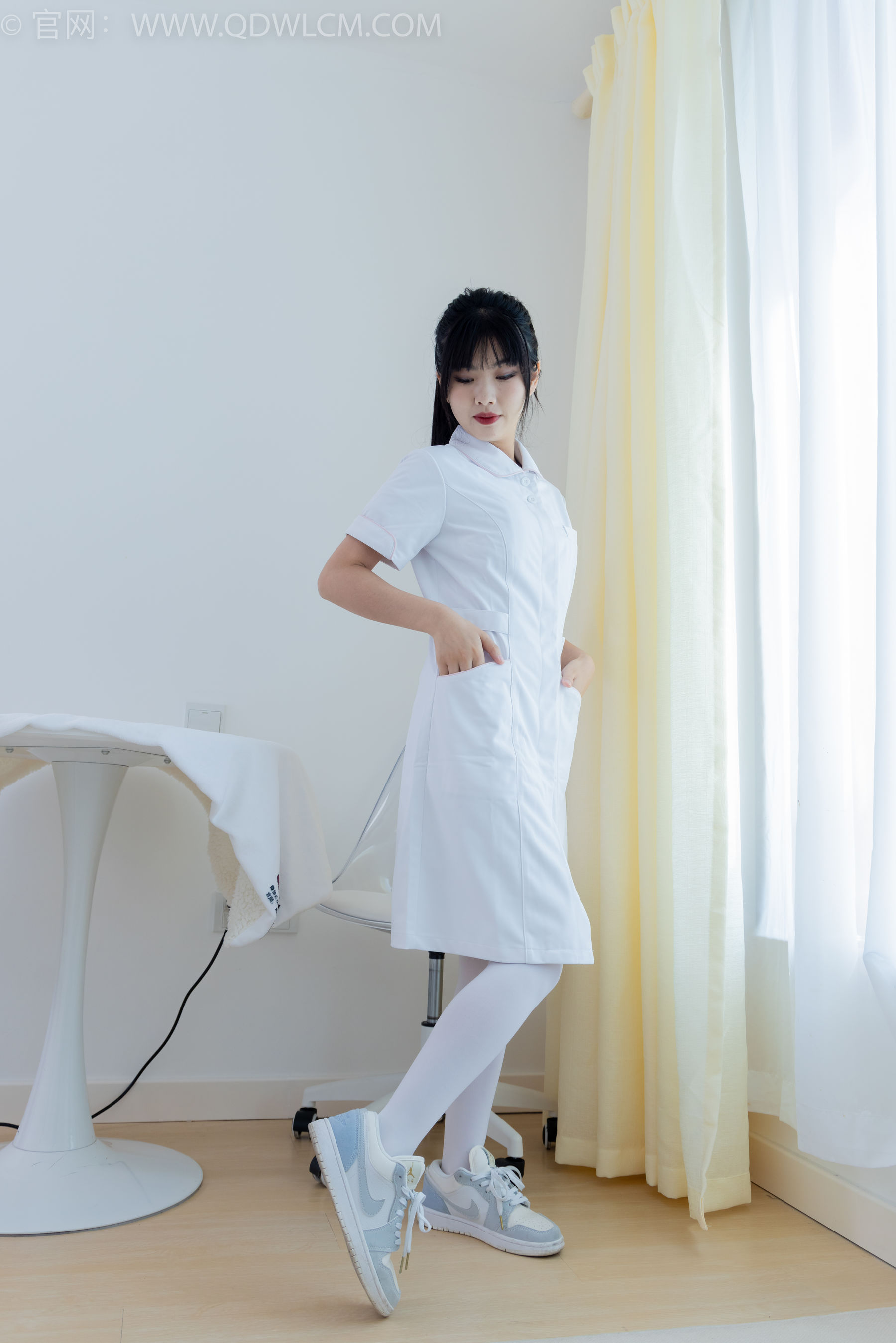 物恋传媒 No.2347 米米 - 板鞋、自然穿脏厚白丝、护士服