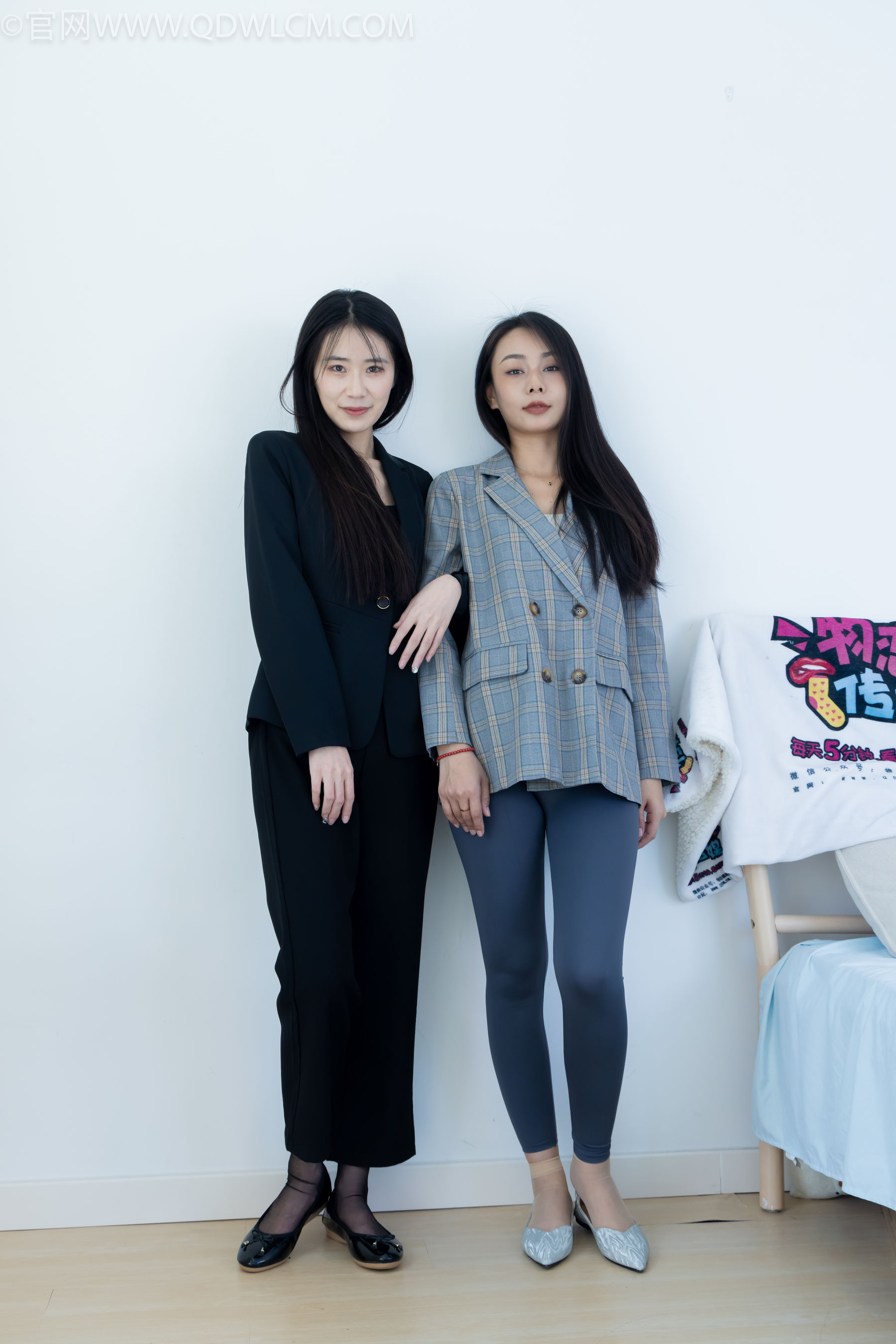 物恋传媒 No.2338 菜菜&岚岚 - 两双平底鞋、短黑丝、短肉丝