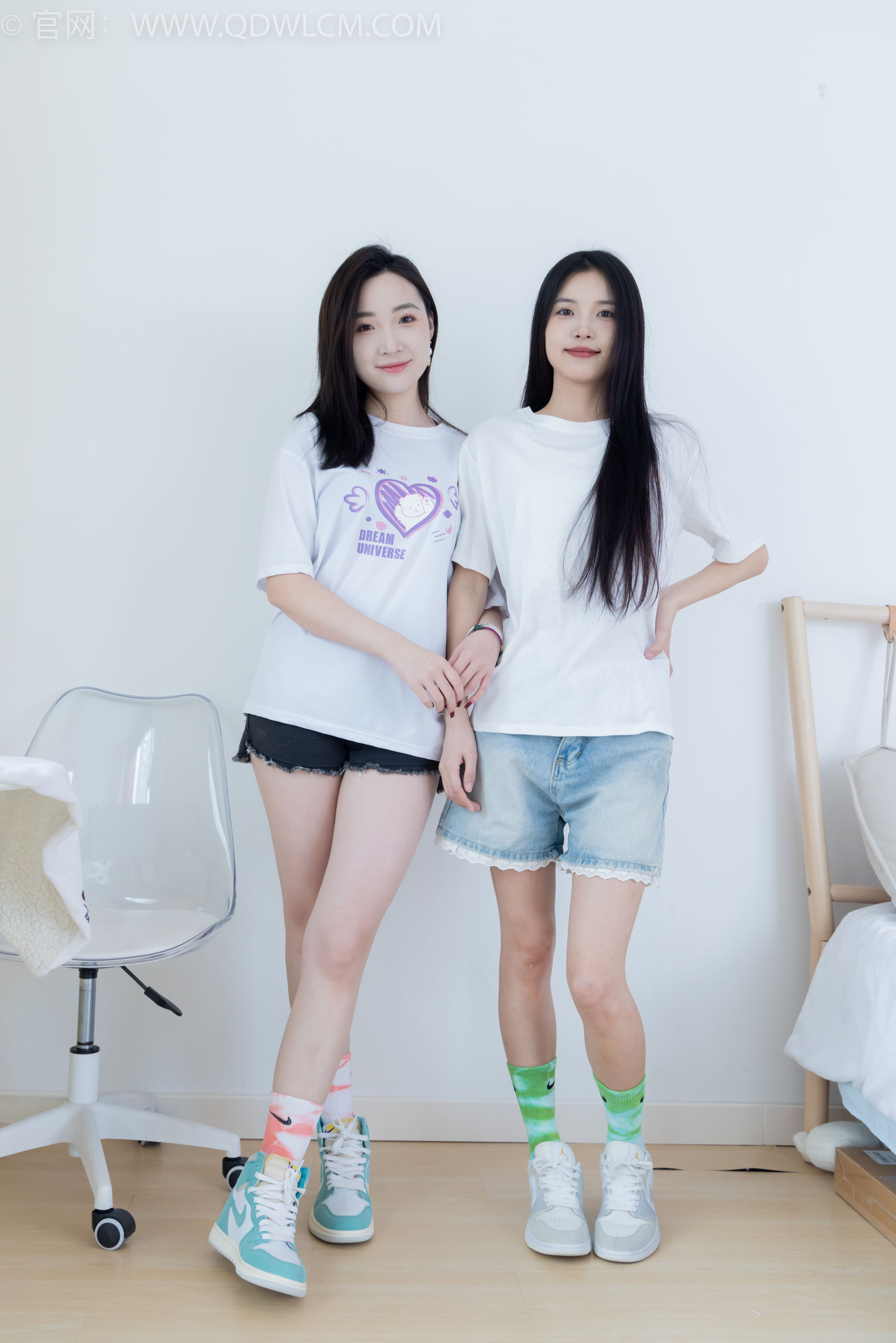 物恋传媒 No.2345 茯苓&恬恬 - 两双板鞋、红棉袜、绿棉袜、裸足