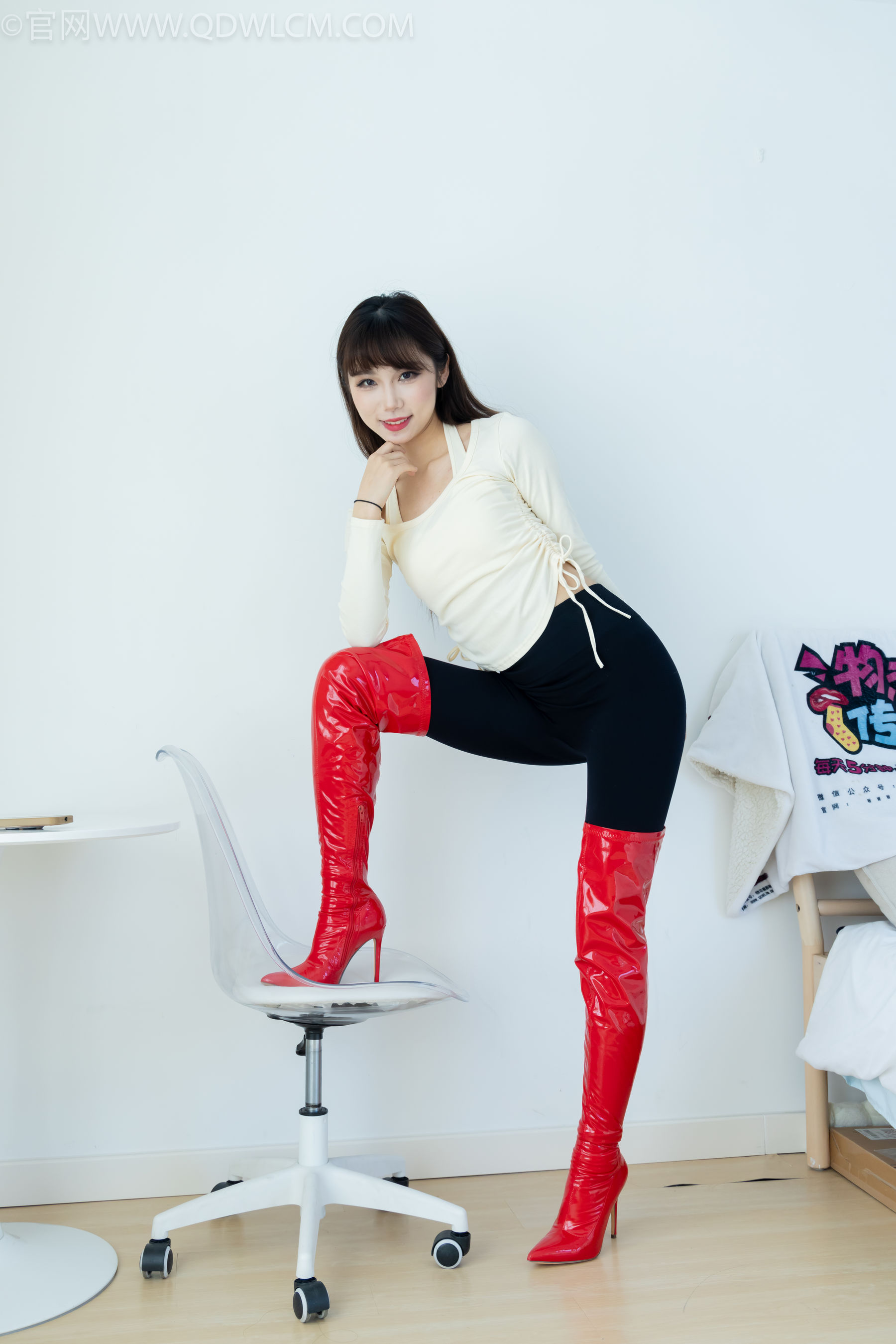 物恋传媒 No.2326 泡泡 - 高跟长靴、白棉袜、裸足