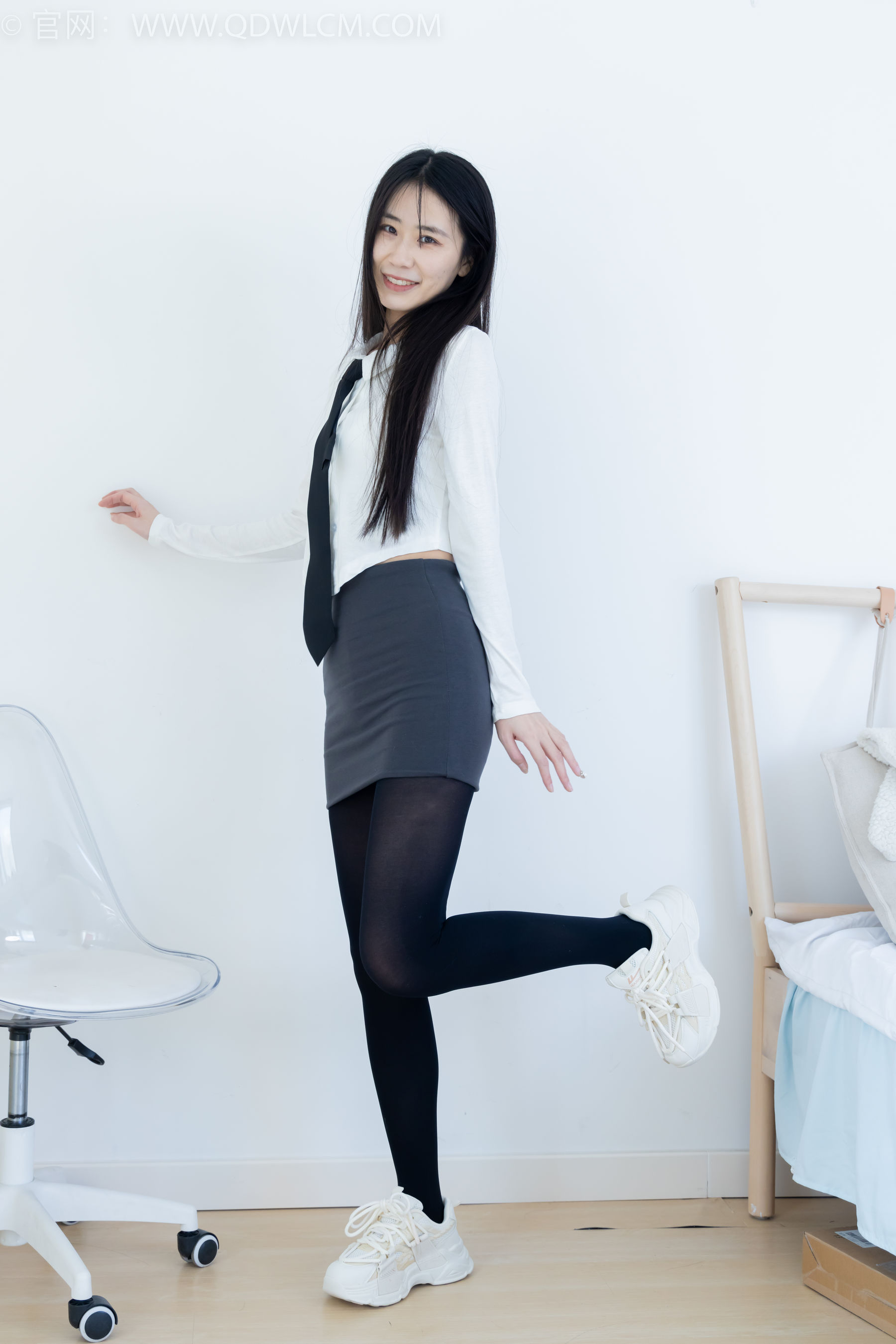 物恋传媒 No.2346 菜菜 - 运动鞋、厚黑丝、裸足