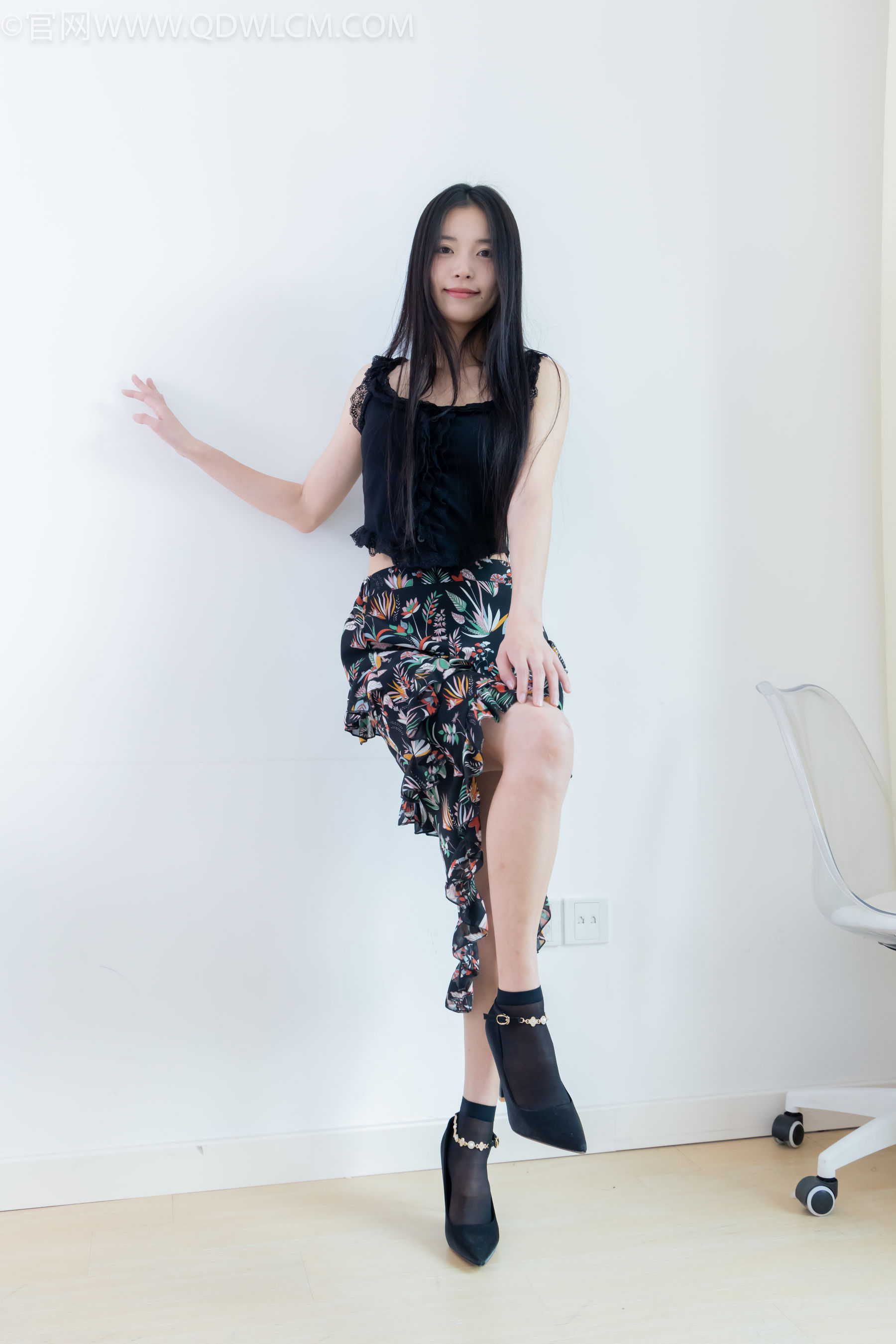 物恋传媒 No.2332 茯苓 - 短靴、短黑丝、裸足