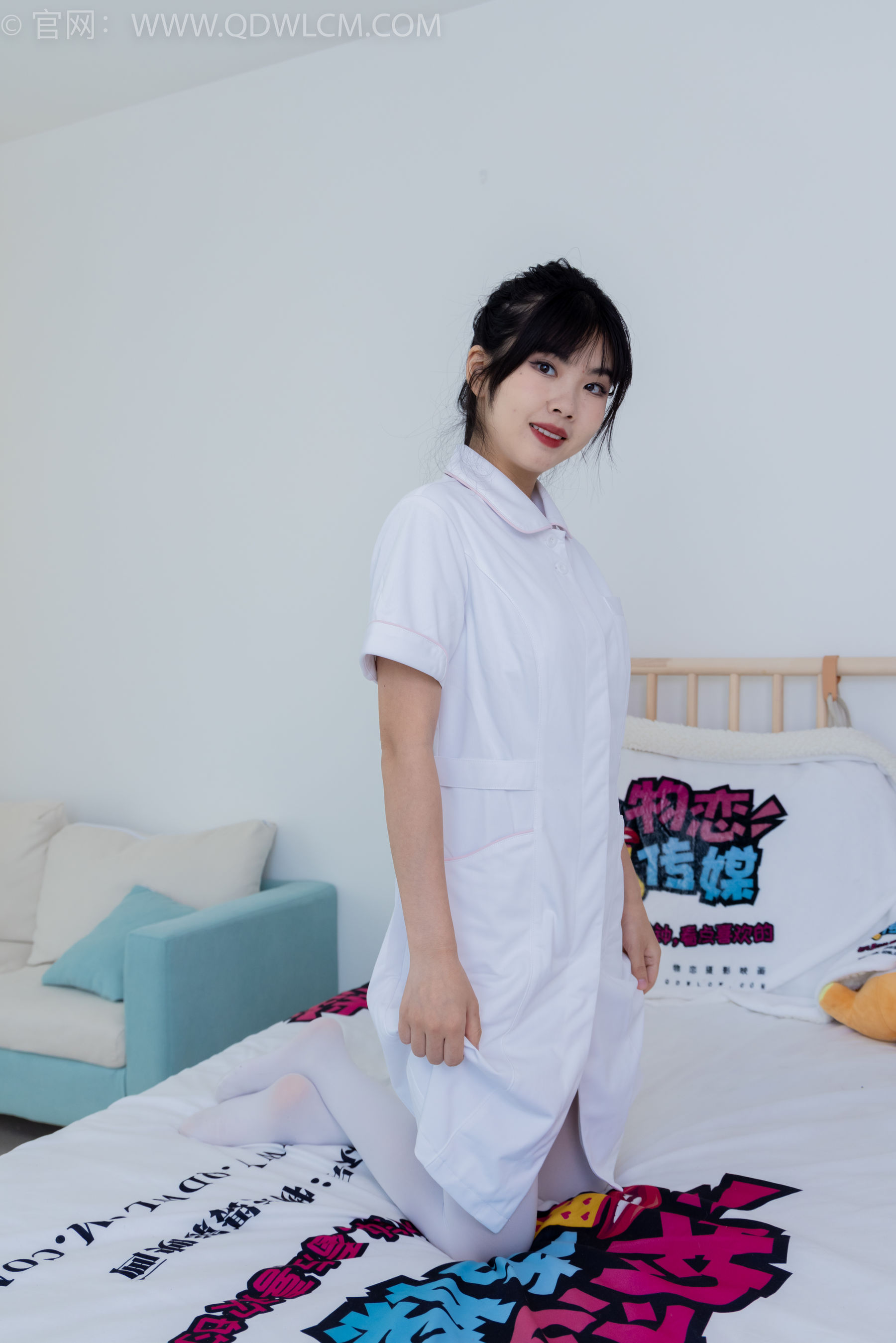 物恋传媒 No.2347 米米 - 板鞋、自然穿脏厚白丝、护士服