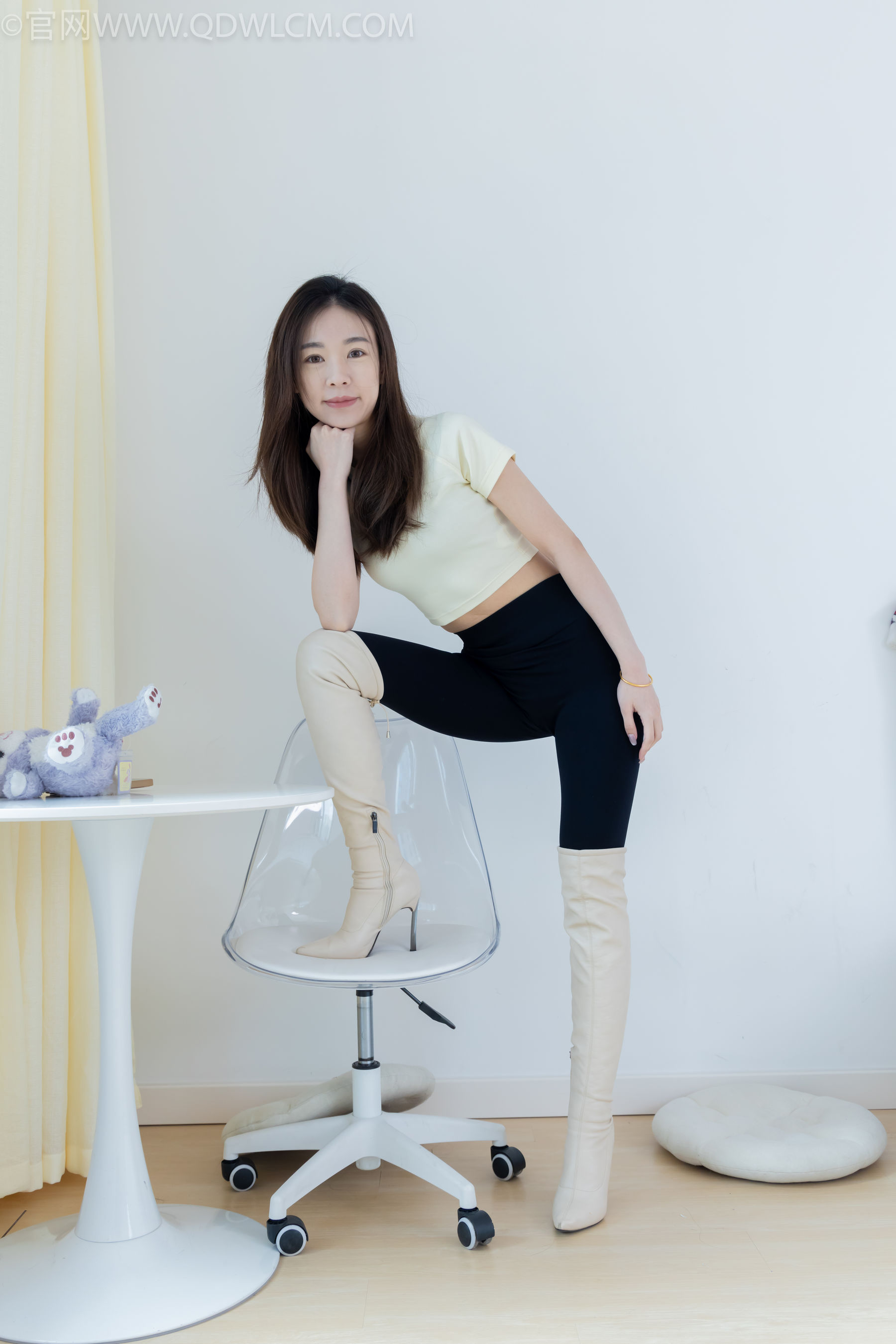 物恋传媒 No.2339 婷婷 - 长靴、白棉袜、裸足