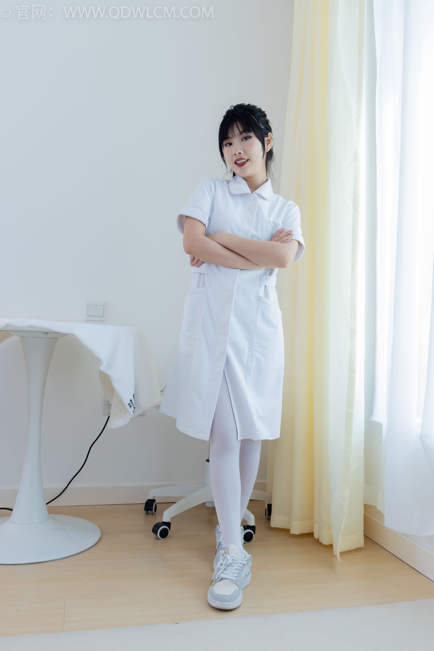 物恋传媒 No.2347 米米 - 板鞋、自然穿脏厚白丝、护士服