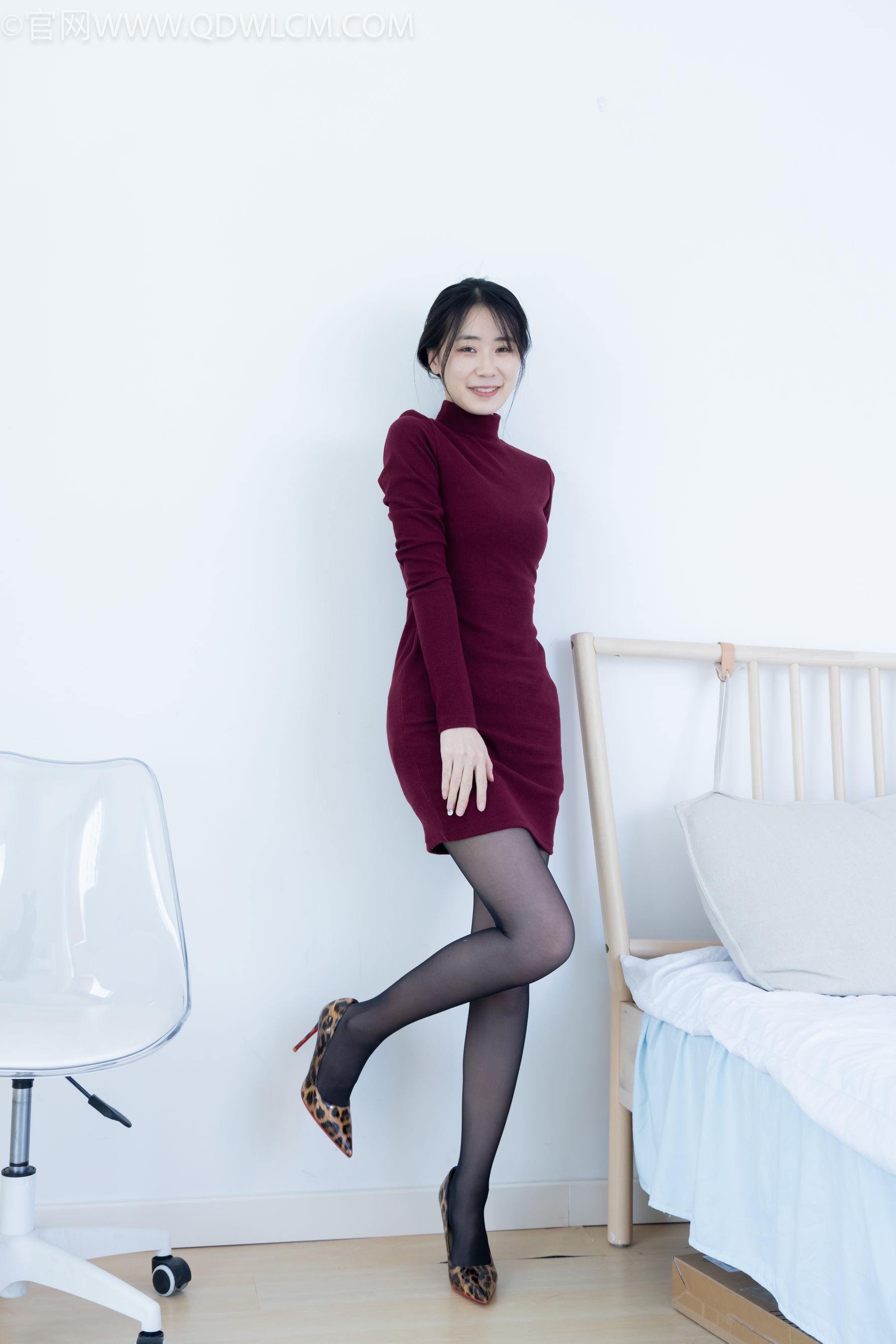 物恋传媒 No.2331 菜菜 - 高跟鞋、薄黑丝、裸足