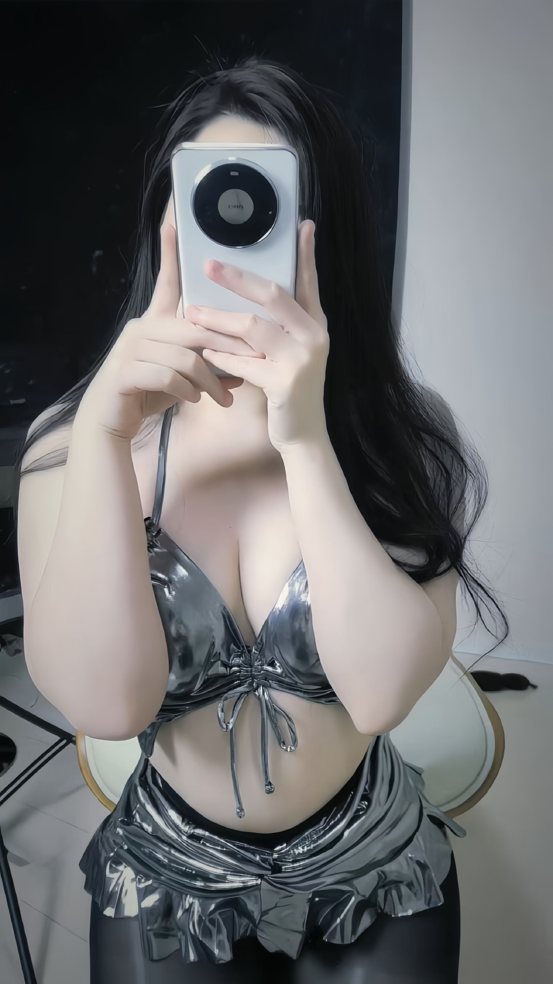 宋易欣 - 银色比基尼油亮黑丝