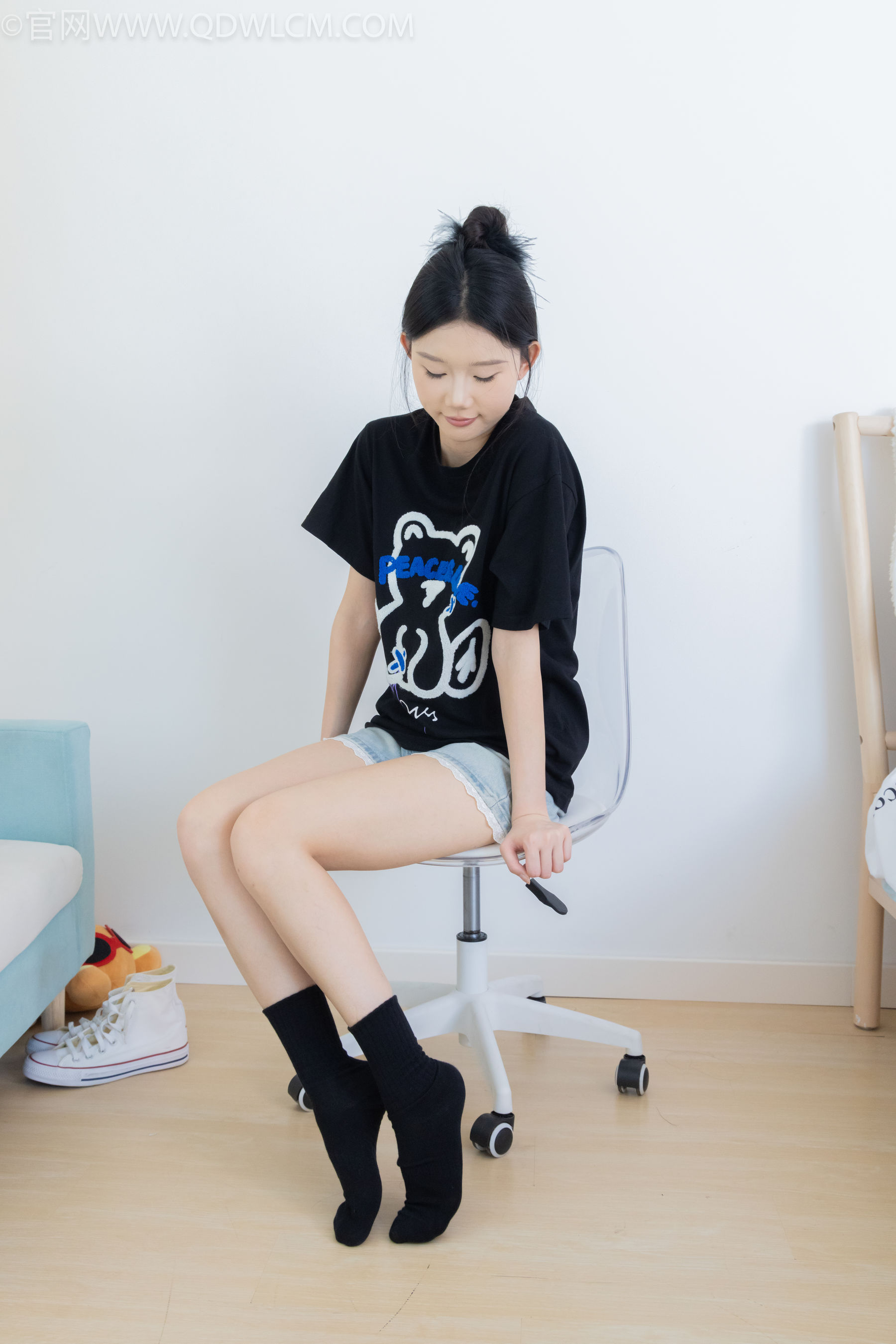 物恋传媒 No.2324 小竹 - 匡威帆布鞋、白棉袜、黑棉袜