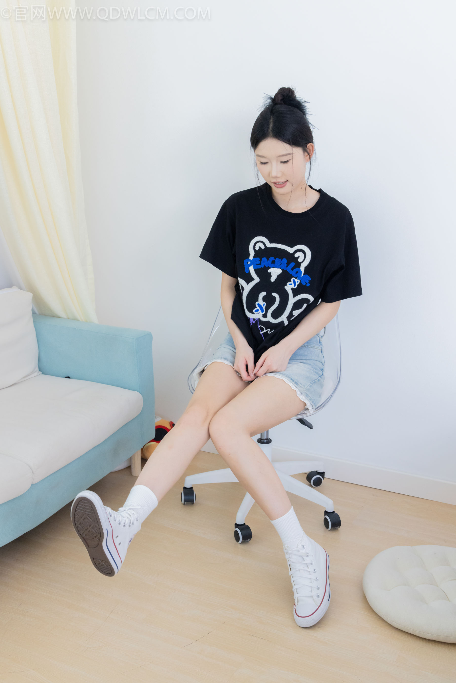物恋传媒 No.2324 小竹 - 匡威帆布鞋、白棉袜、黑棉袜