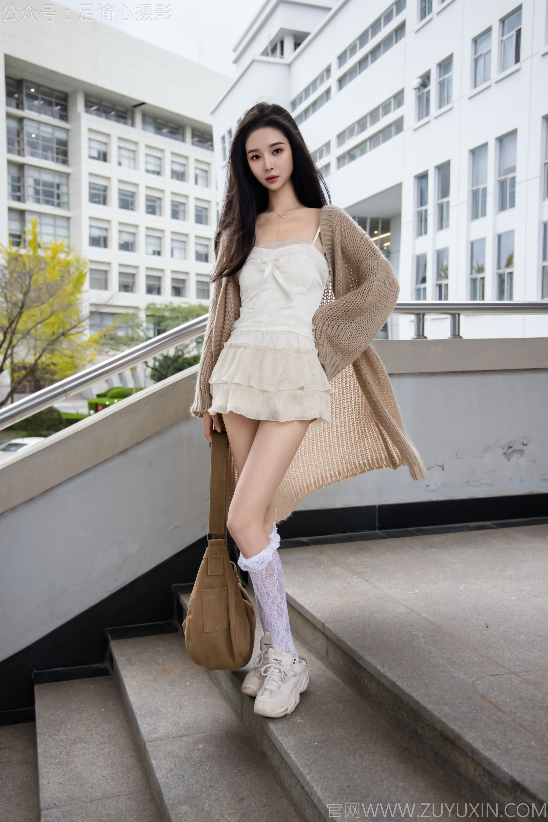 足愉心 No.17 南南 （搭配：针织长衣、白色吊带、运动鞋、白色丝袜、裸足）