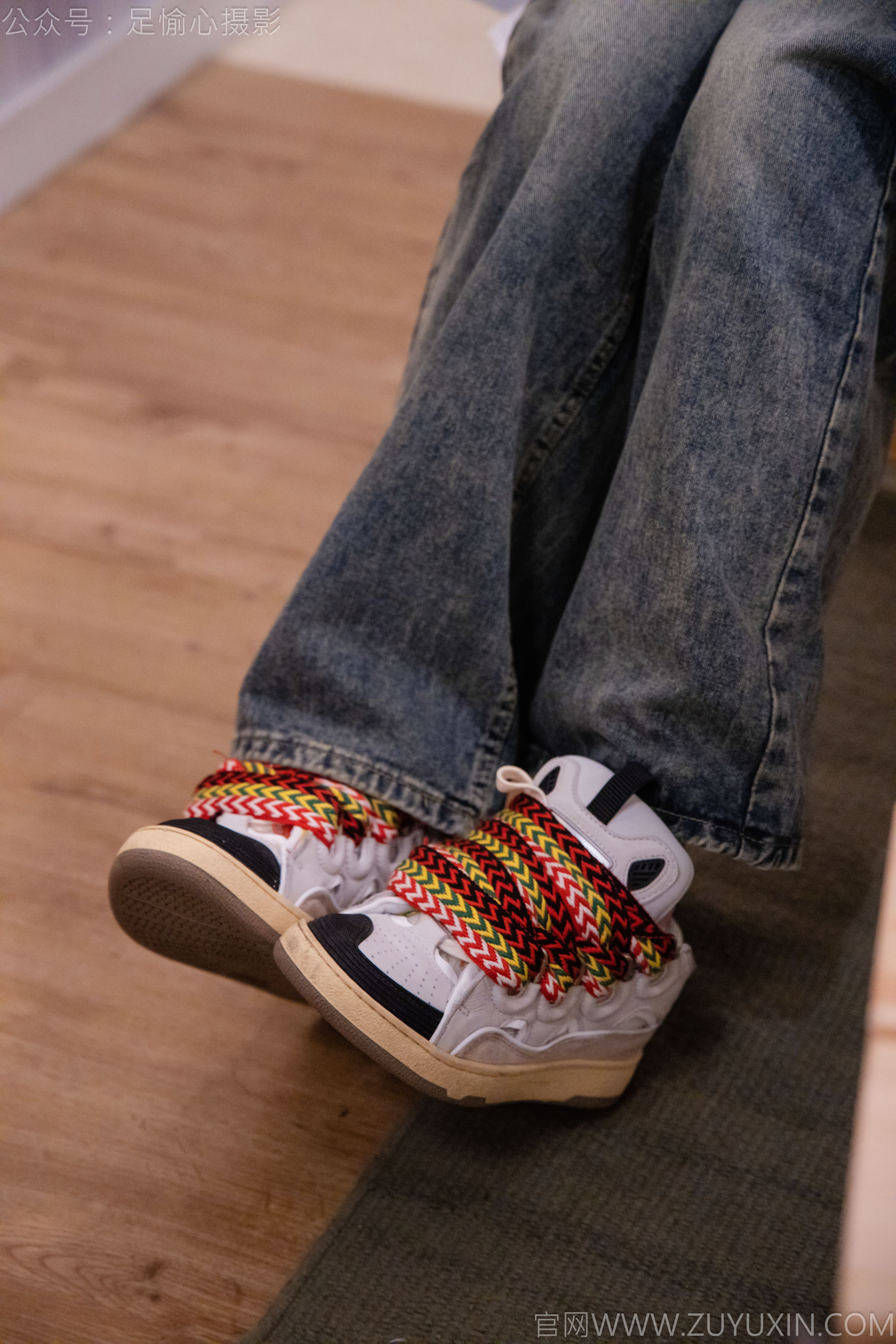 足愉心 No.021 心凌 （搭配：红色吊带、牛仔长裤、宽松板鞋、白色棉袜、裸足）