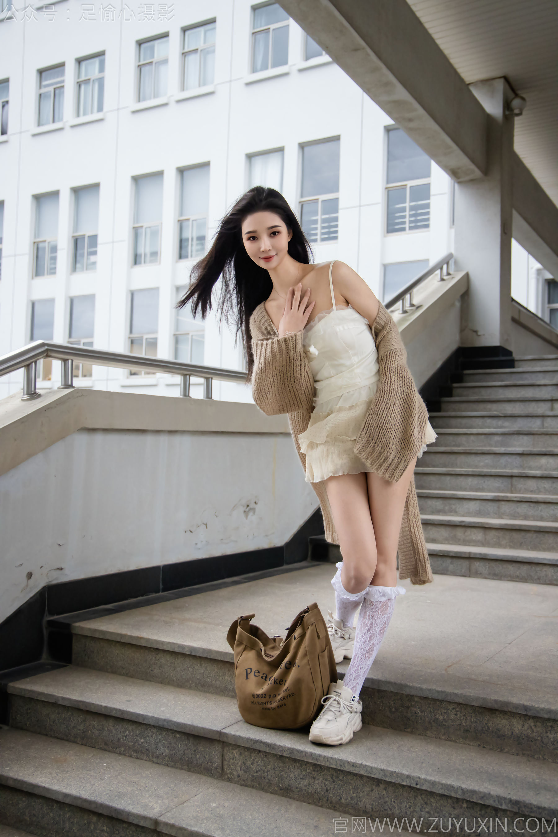 足愉心 No.17 南南 （搭配：针织长衣、白色吊带、运动鞋、白色丝袜、裸足）