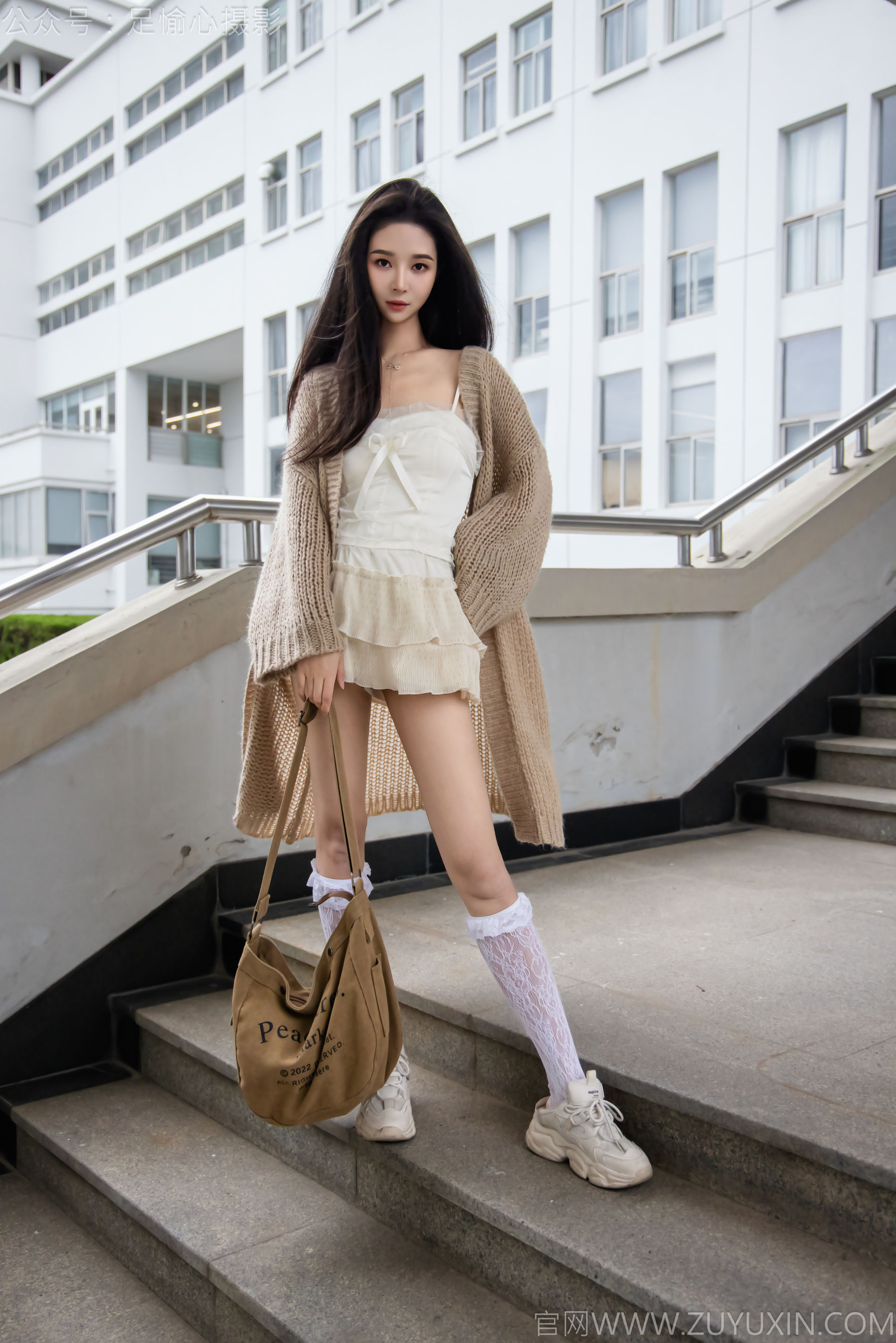 足愉心 No.17 南南 （搭配：针织长衣、白色吊带、运动鞋、白色丝袜、裸足）