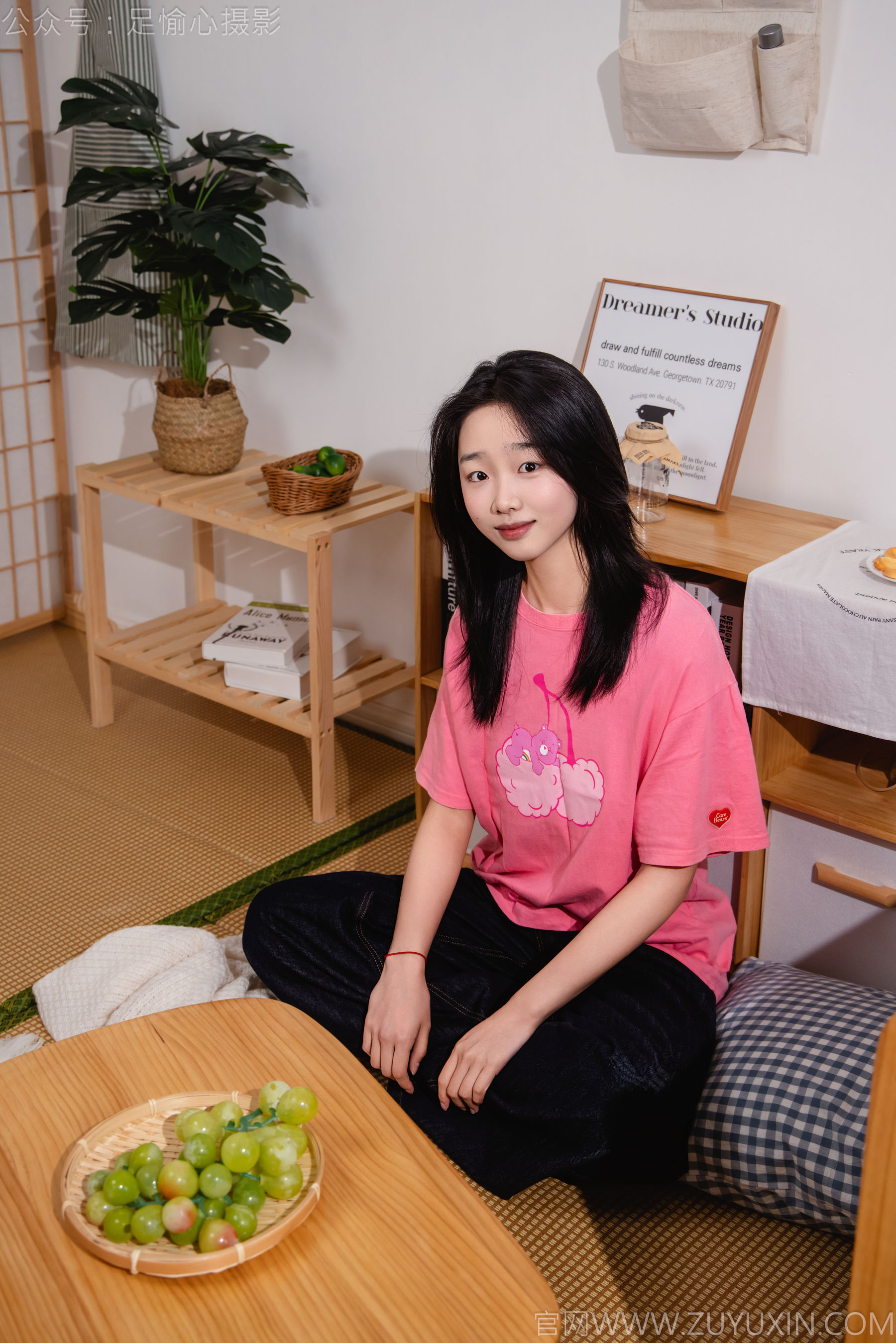 足愉心 No.018 奶芙 （搭配：粉色T恤、牛仔长裤、运动鞋、白色棉袜、裸足）