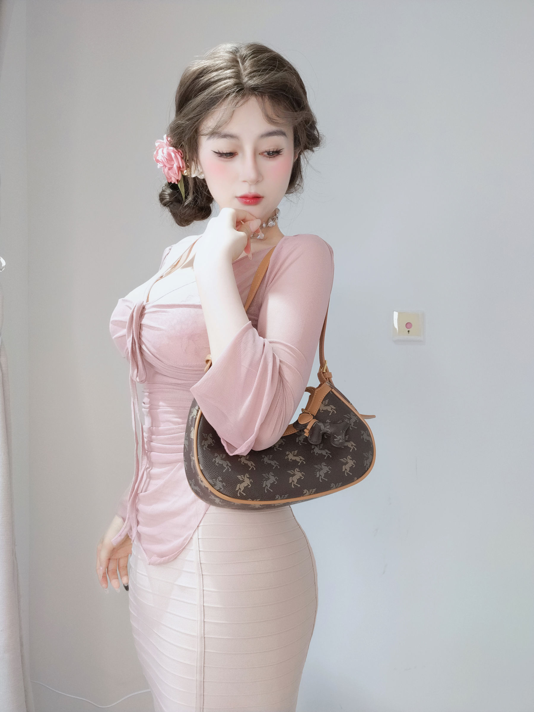 Coser小姐姐 白银 [fantia] 2024-11-24 ピンクの隣人