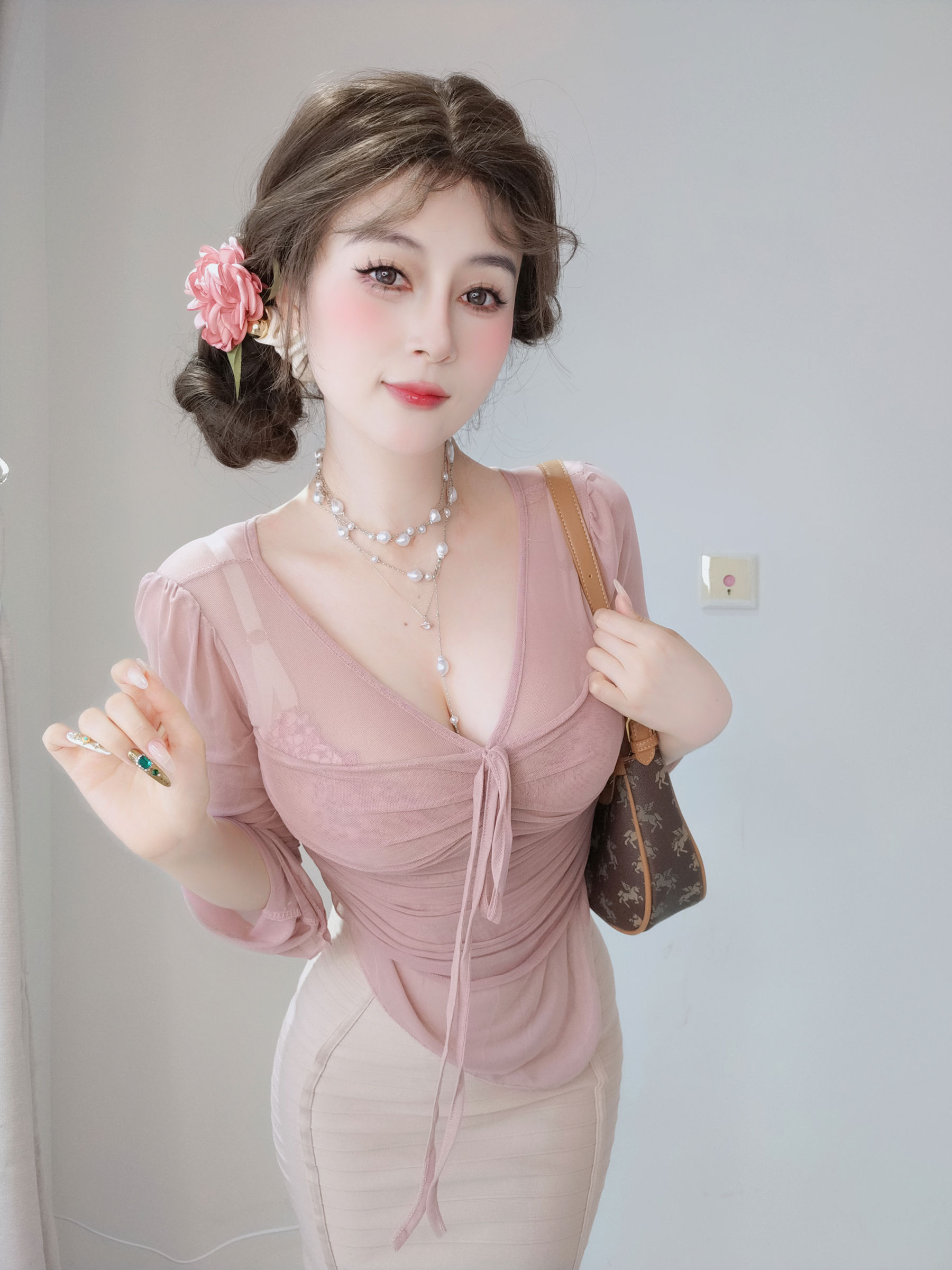 Coser小姐姐 白银 [fantia] 2024-11-24 ピンクの隣人