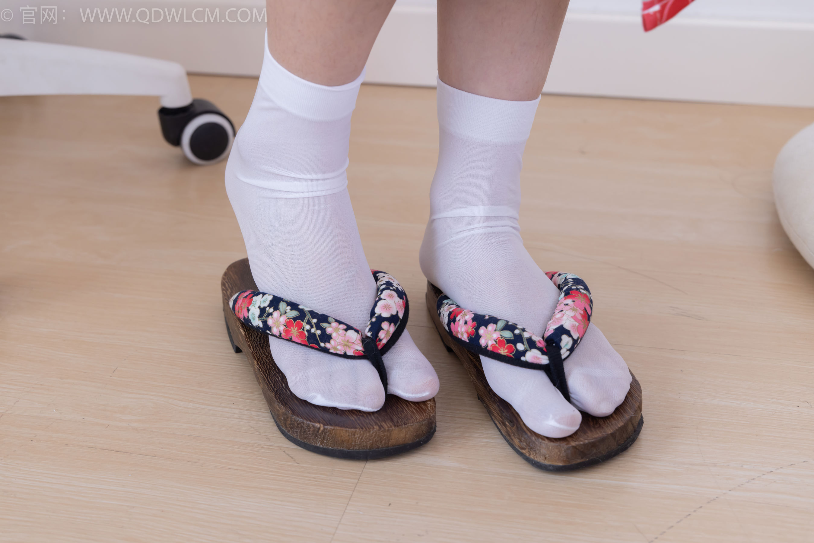 物恋传媒 No.2385 菜菜 - 木屐、短白丝、裸足、和服浴衣、裸足