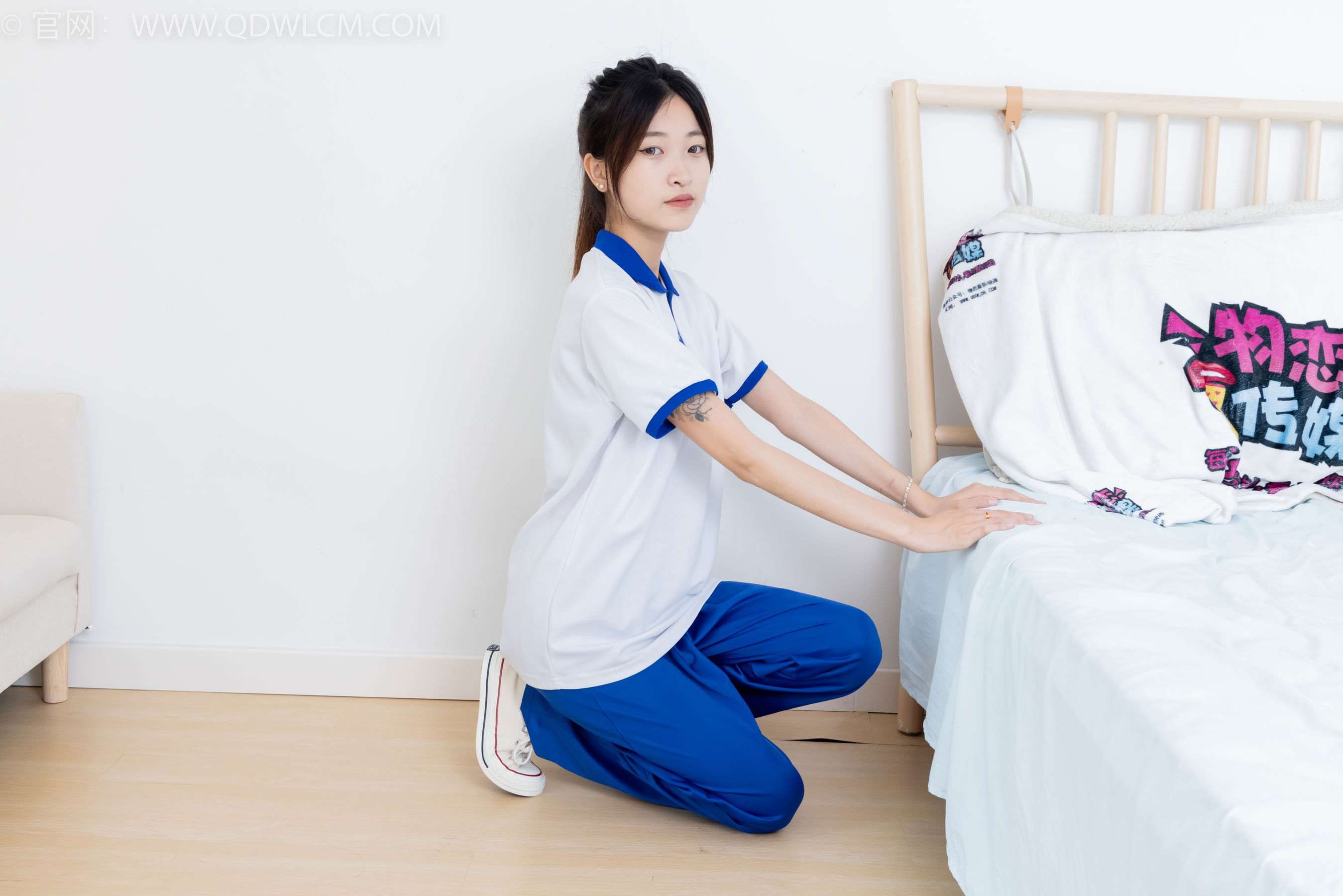 物恋传媒 No.2387 小夏 - 帆布鞋、白短棉袜、薄肉丝、校服