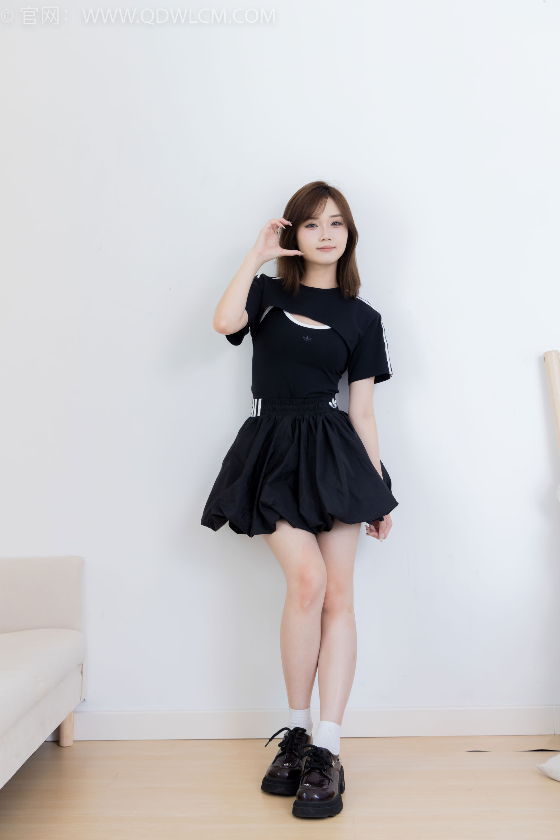 物恋传媒 No.2392 橙子 - 皮鞋、白棉袜、裸足