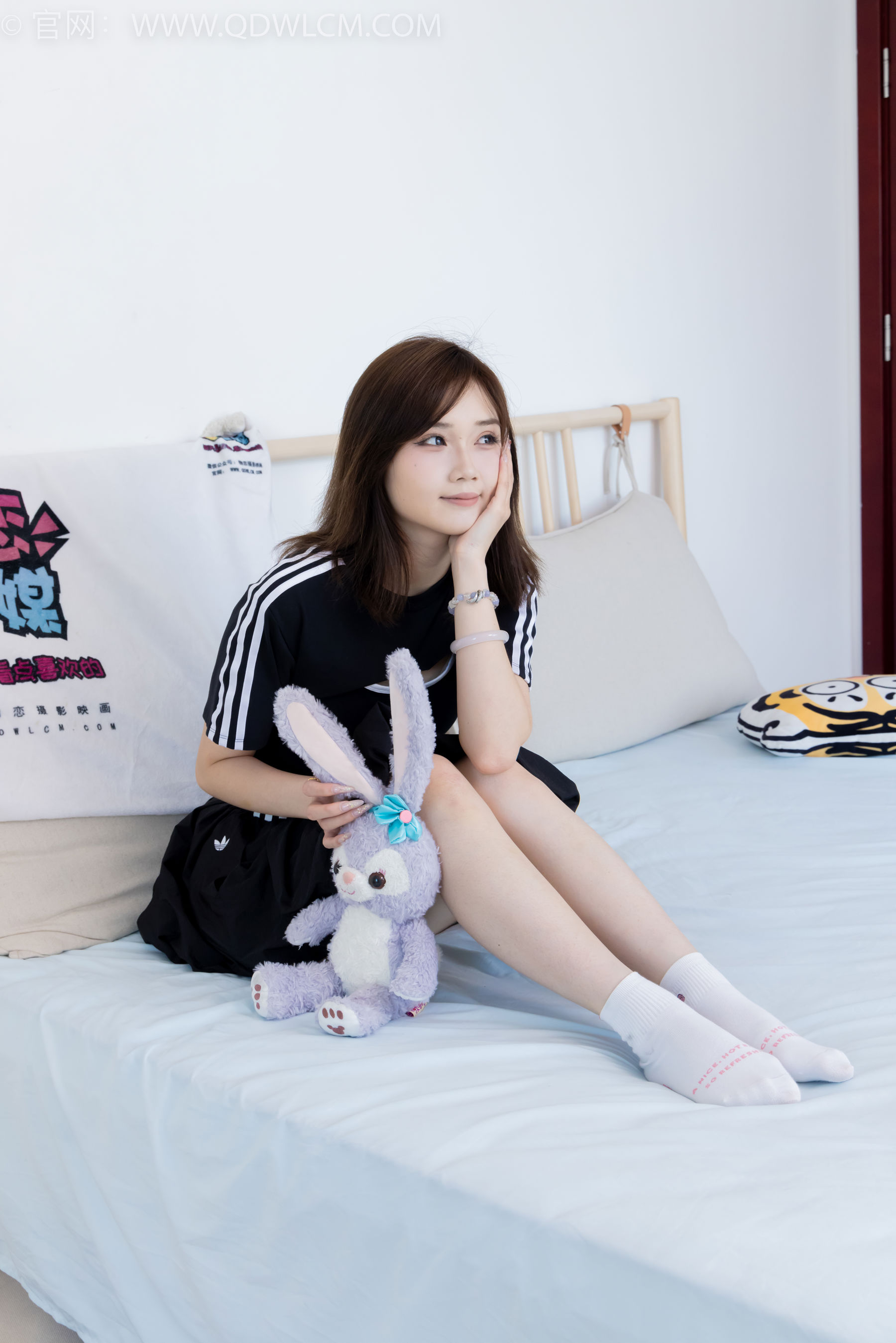 物恋传媒 No.2392 橙子 - 皮鞋、白棉袜、裸足