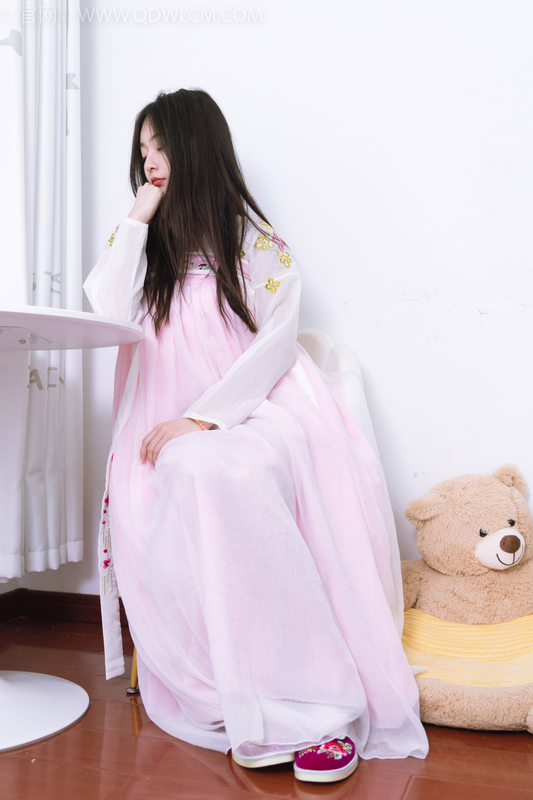 物恋传媒 No.2397 美兔 - 汉服、布鞋、粉色棉袜