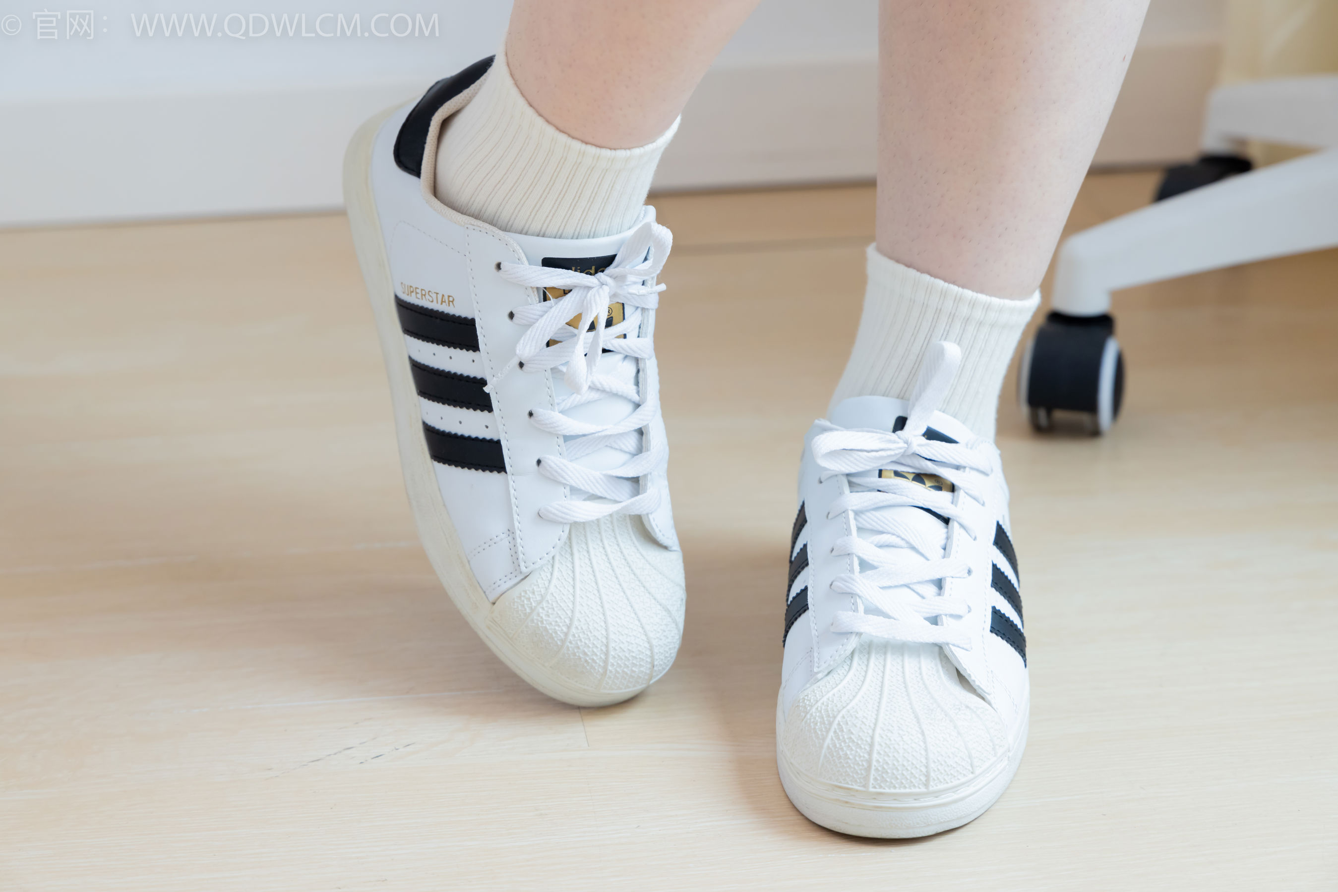 物恋传媒 No.2395 荔枝 - 板鞋、白棉袜、裸足