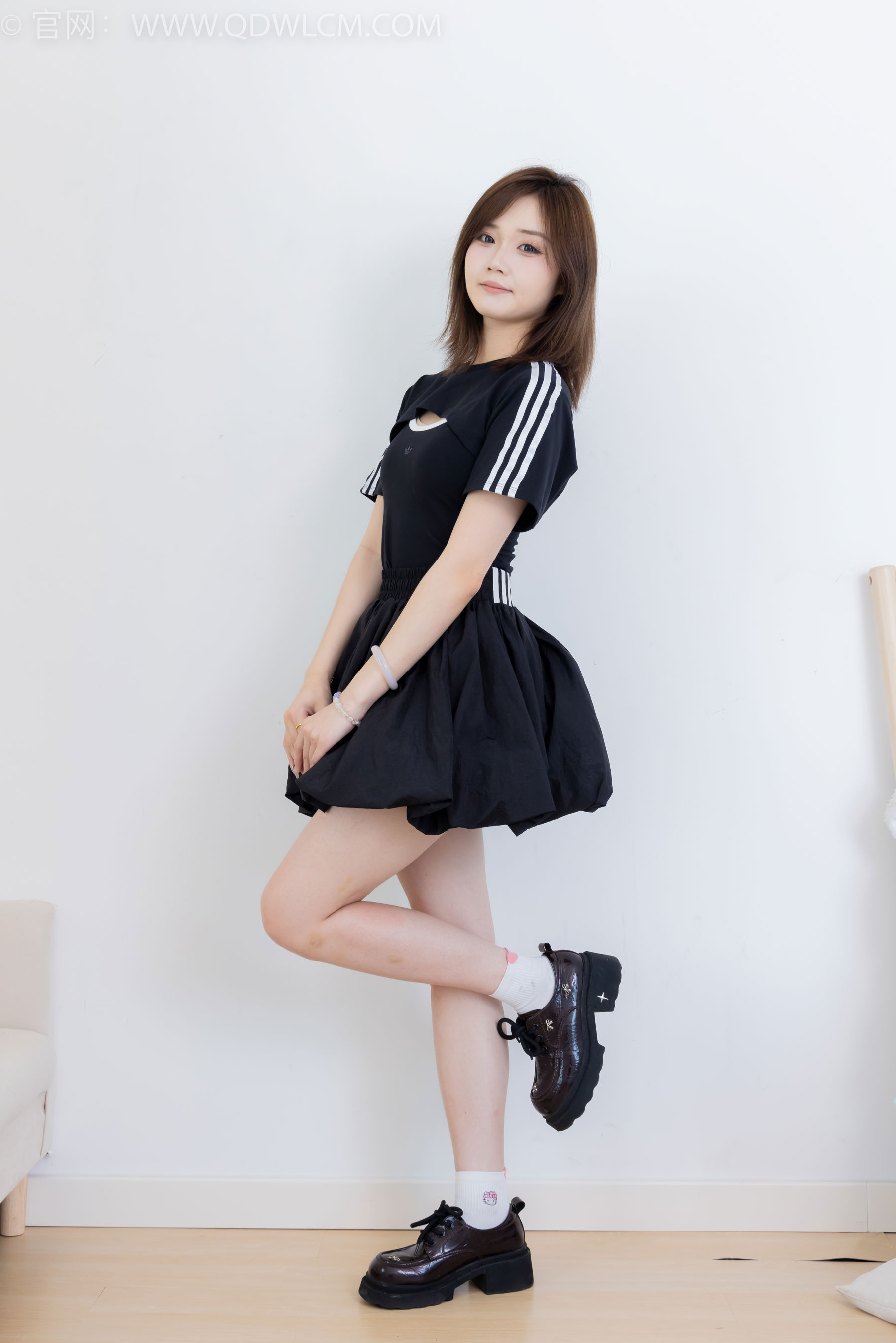 物恋传媒 No.2392 橙子 - 皮鞋、白棉袜、裸足