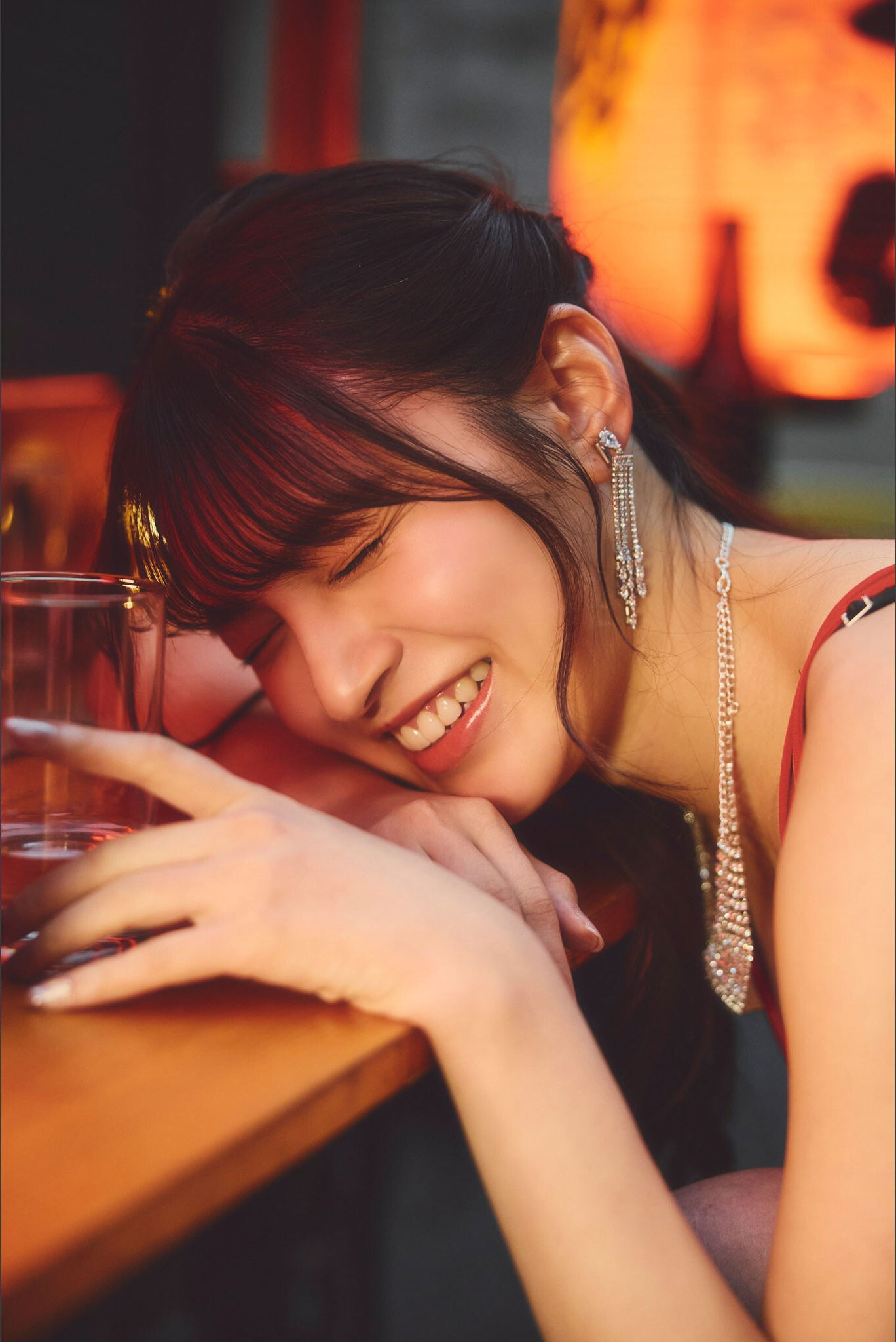 神志那結衣 - 赤いドレスを脱いだら