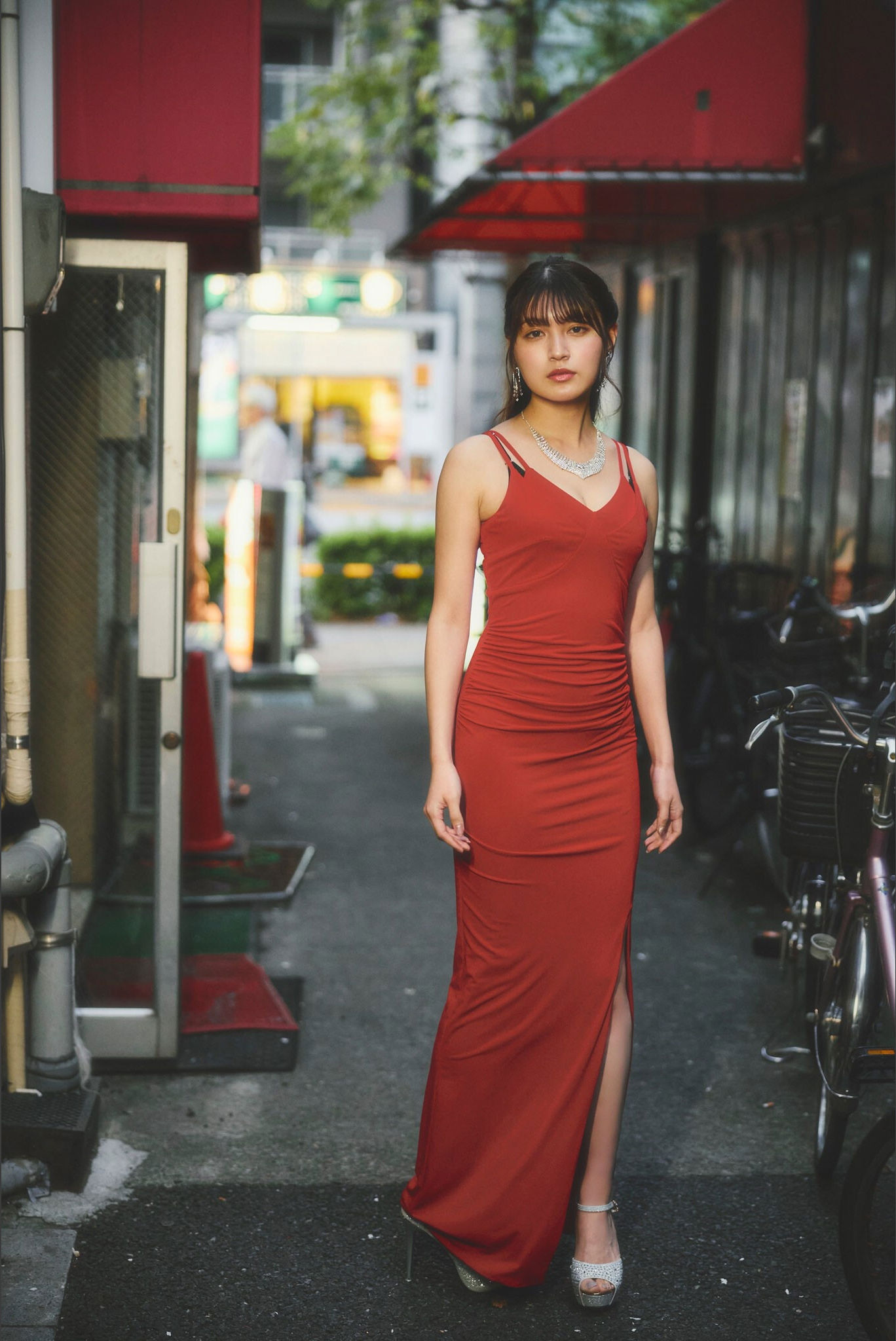 神志那結衣 - 赤いドレスを脱いだら