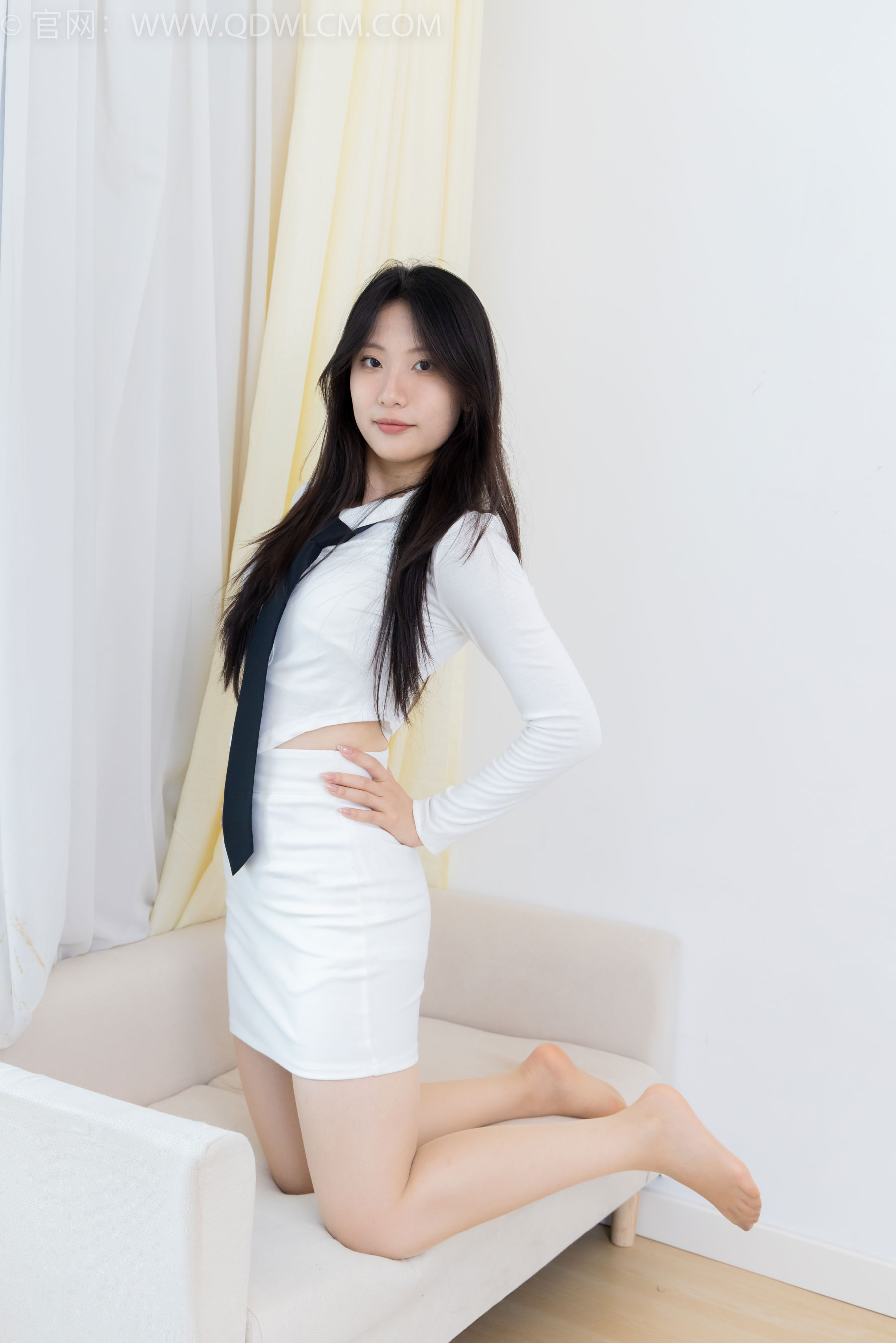 物恋传媒 No.2411 奶糖 - 两双高跟凉鞋、薄肉丝、薄黑丝、裸足