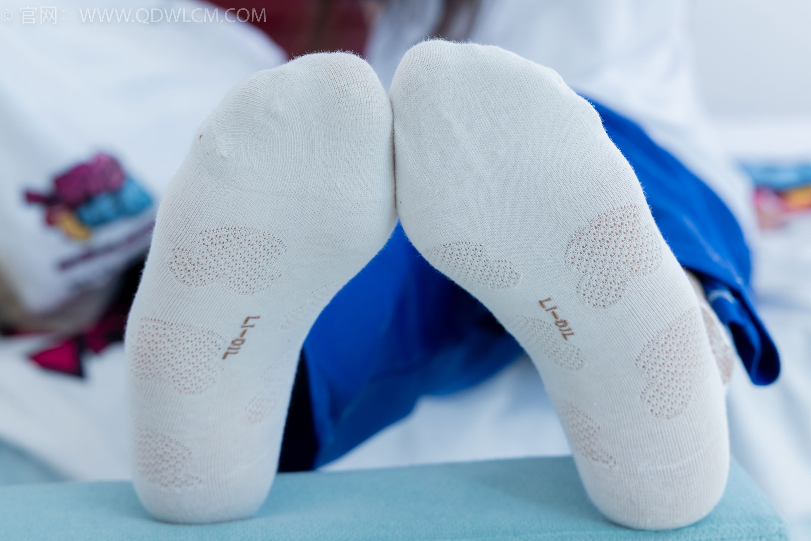 物恋传媒 No.2406 橙橙 - 帆布鞋、白棉袜、薄肉丝、校服裤里丝