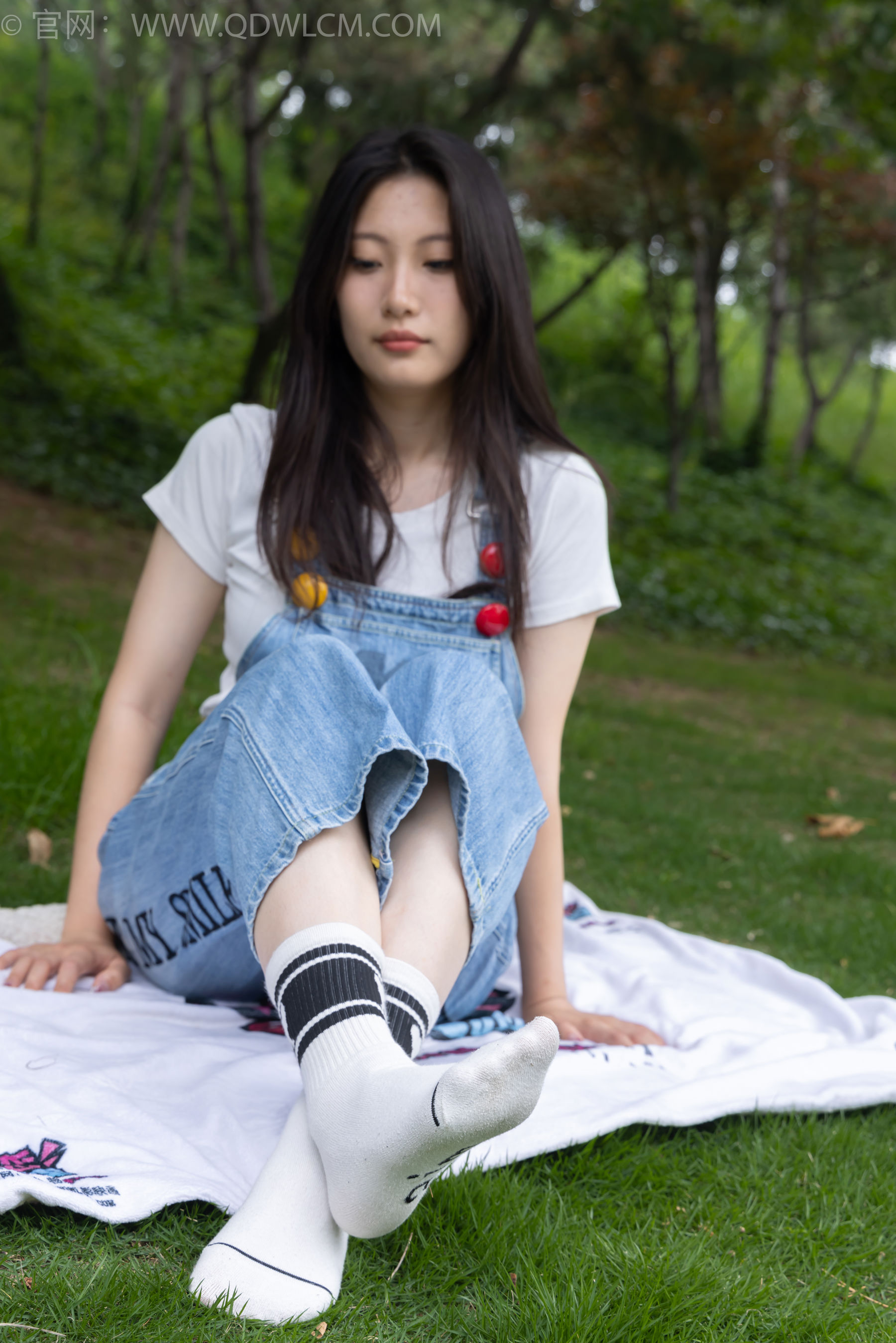 物恋传媒 No.2407 奶糖 - 帆布鞋、自然穿脏白棉袜、裸足