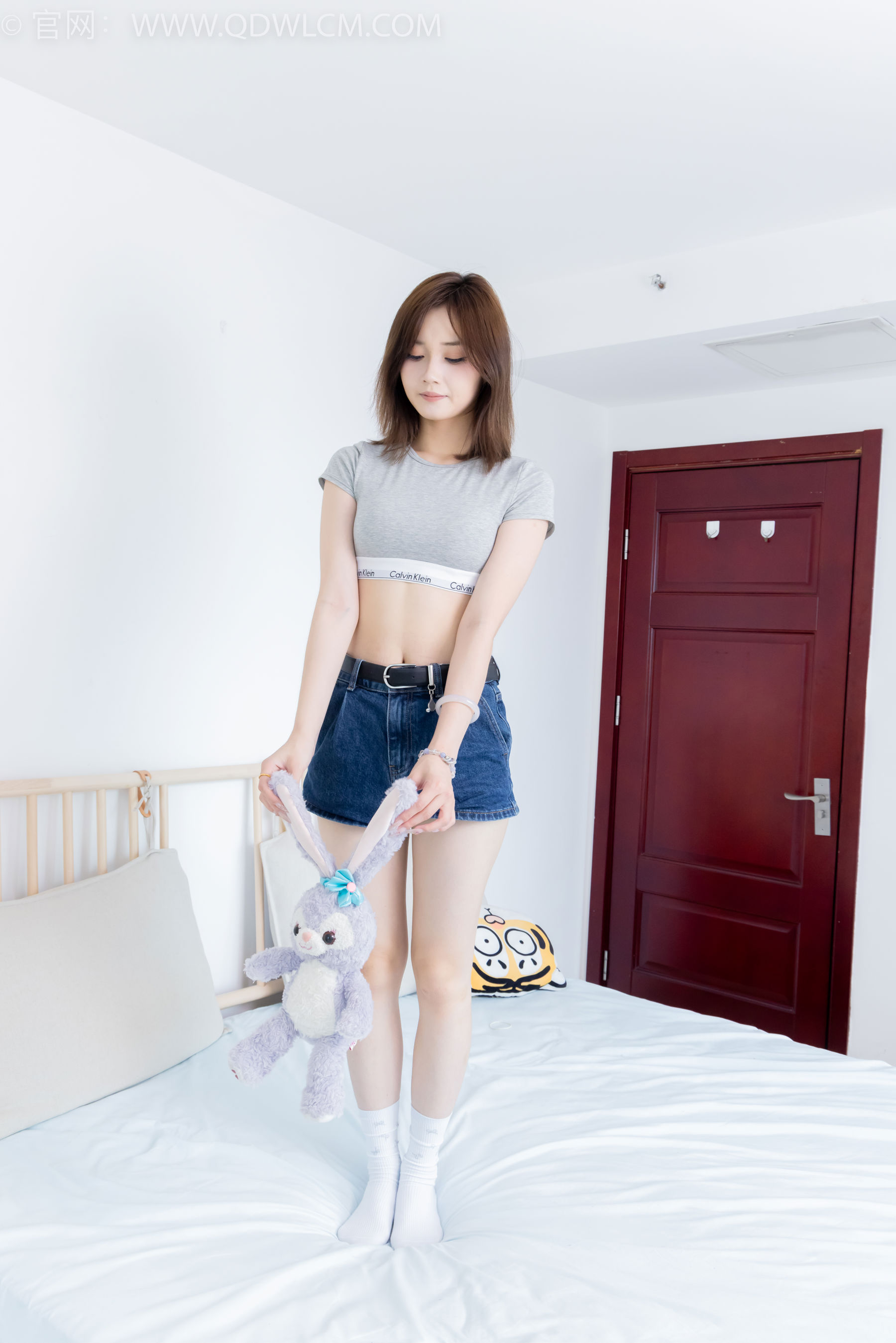 物恋传媒 No.2404 橙子 - 帆布鞋、白棉袜、裸足