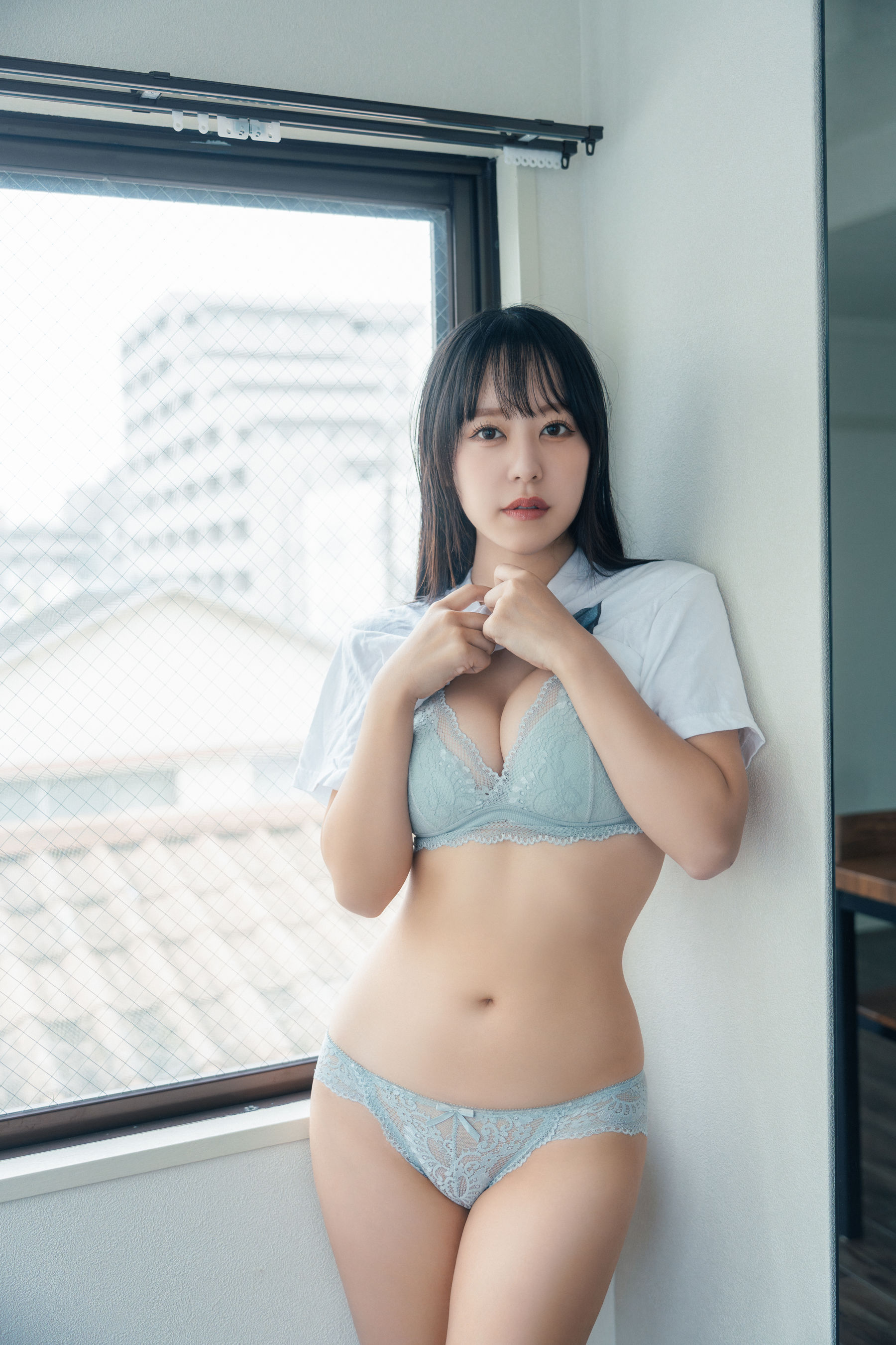 Mina pochi 音羽美奈 - First photobook