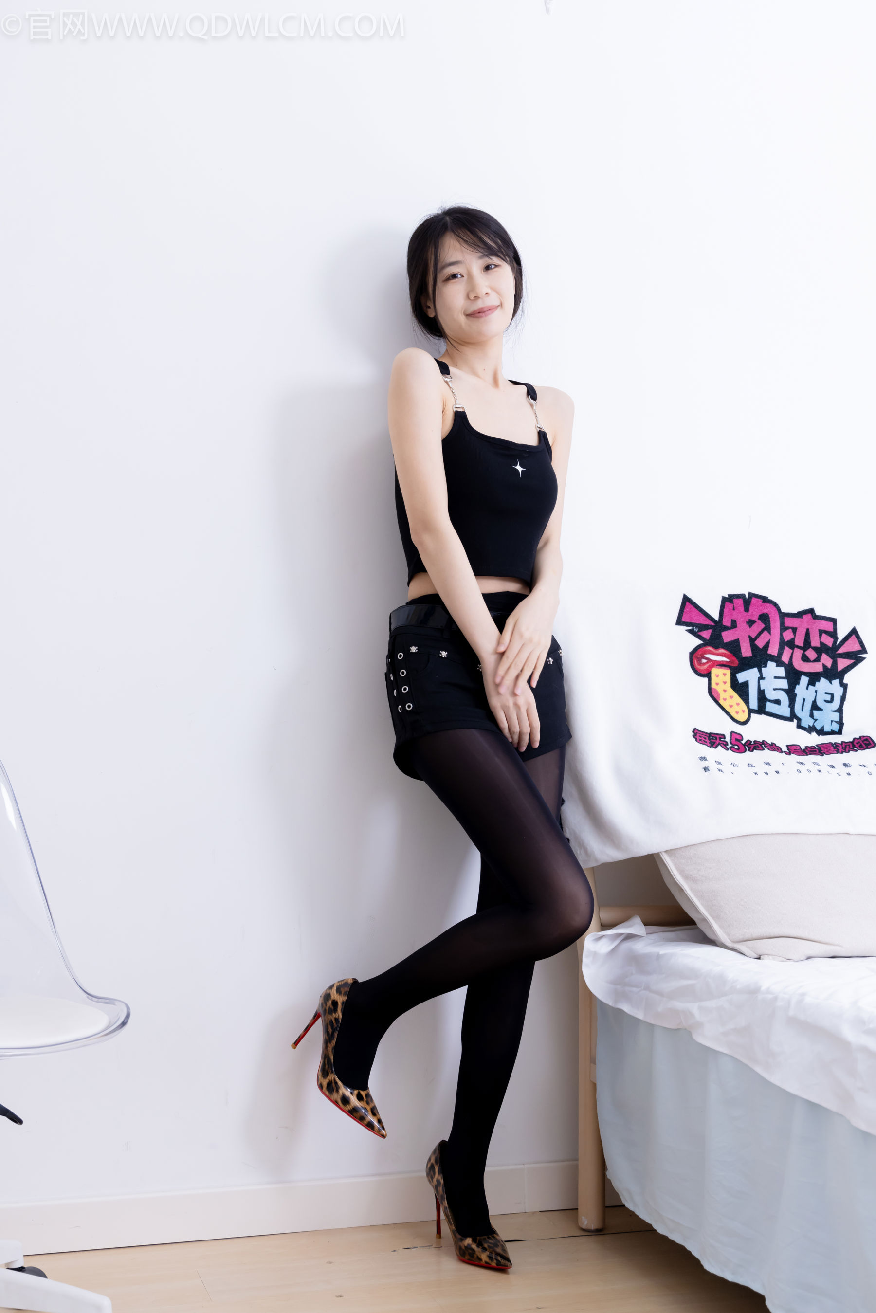 物恋传媒 No.2486 菜菜 - 高跟鞋、厚黑丝、裸足