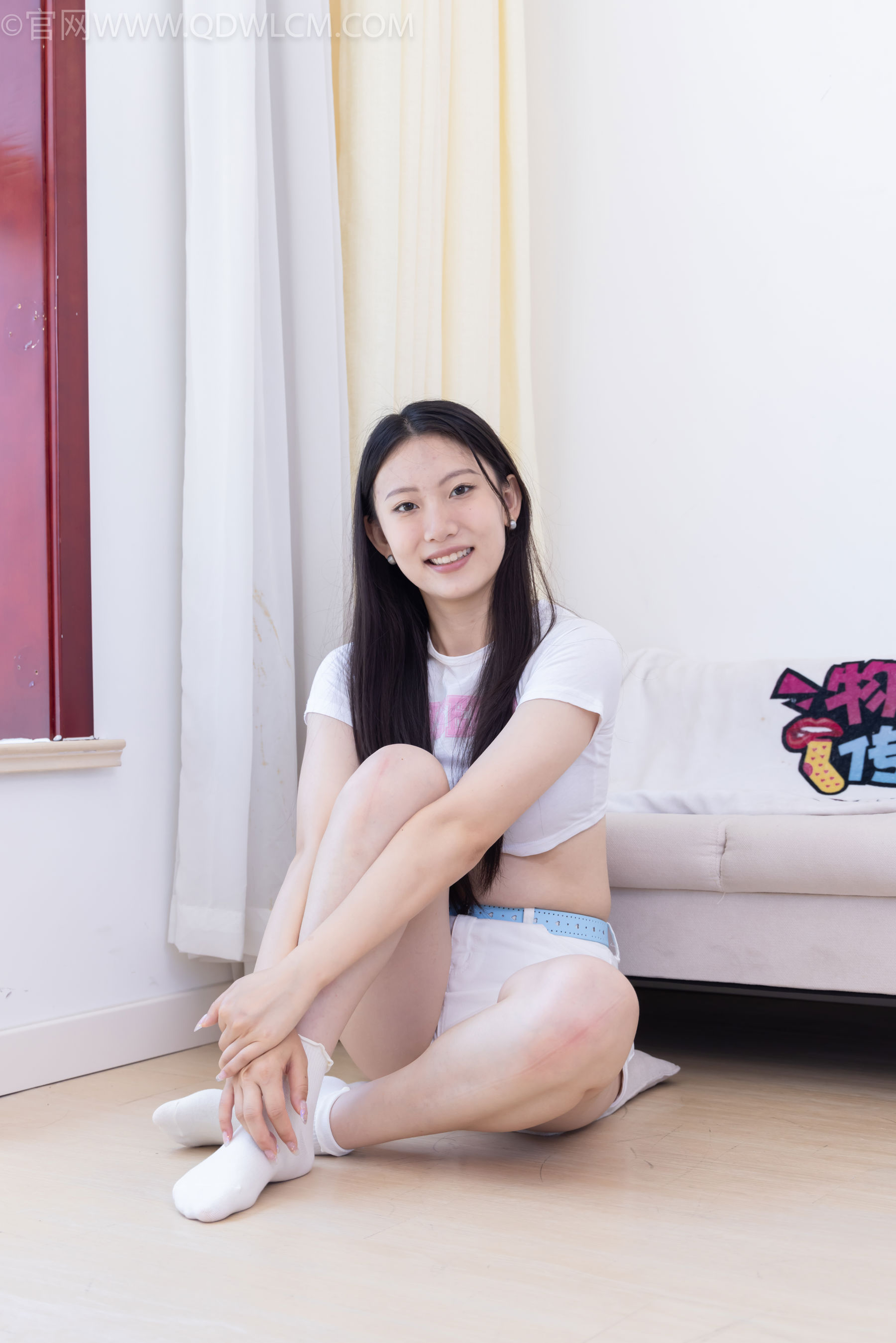 物恋传媒 No.2488 奶糖 - 高跟长靴、白棉袜、裸足