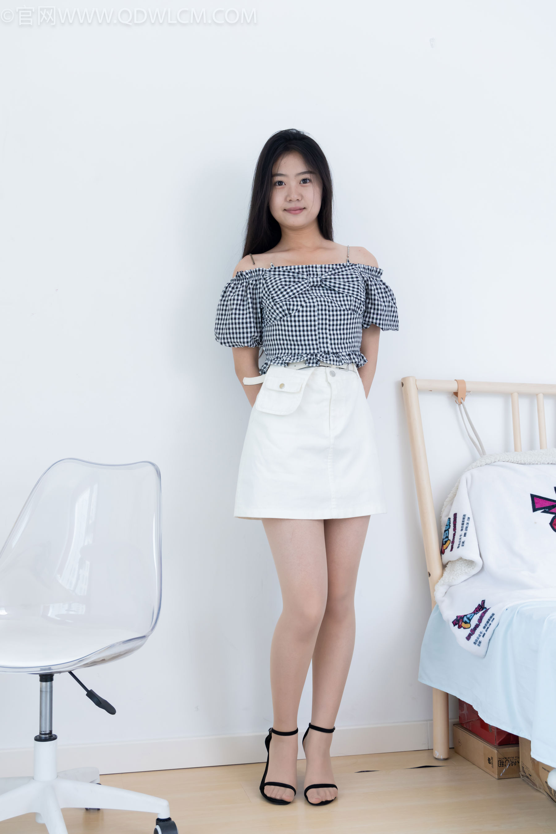 物恋传媒 No.2484 芋头 - 三双高跟凉鞋、薄肉丝、裸足