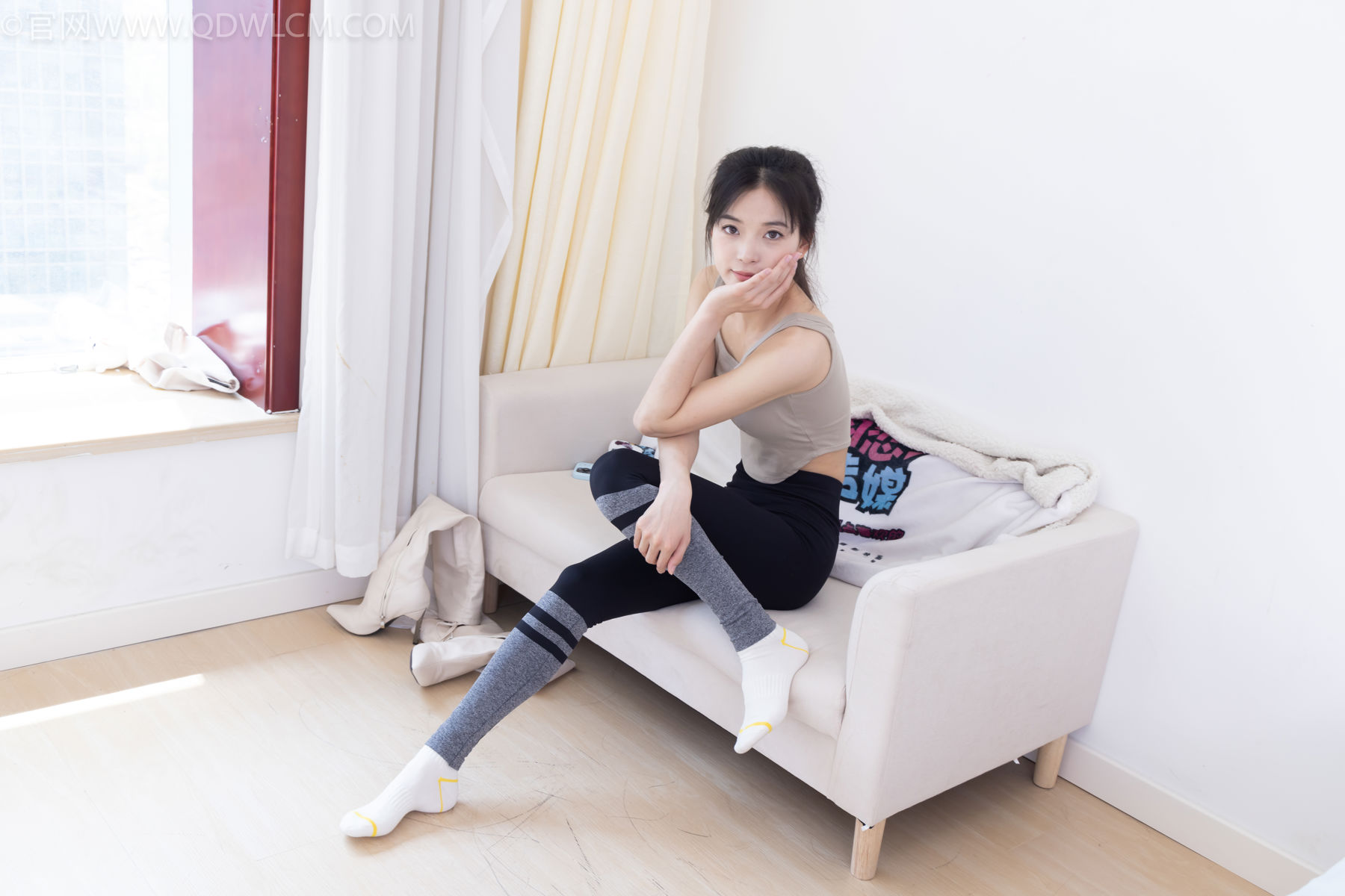 物恋传媒 No.2490 茯苓 - 长靴、白棉袜、裸足