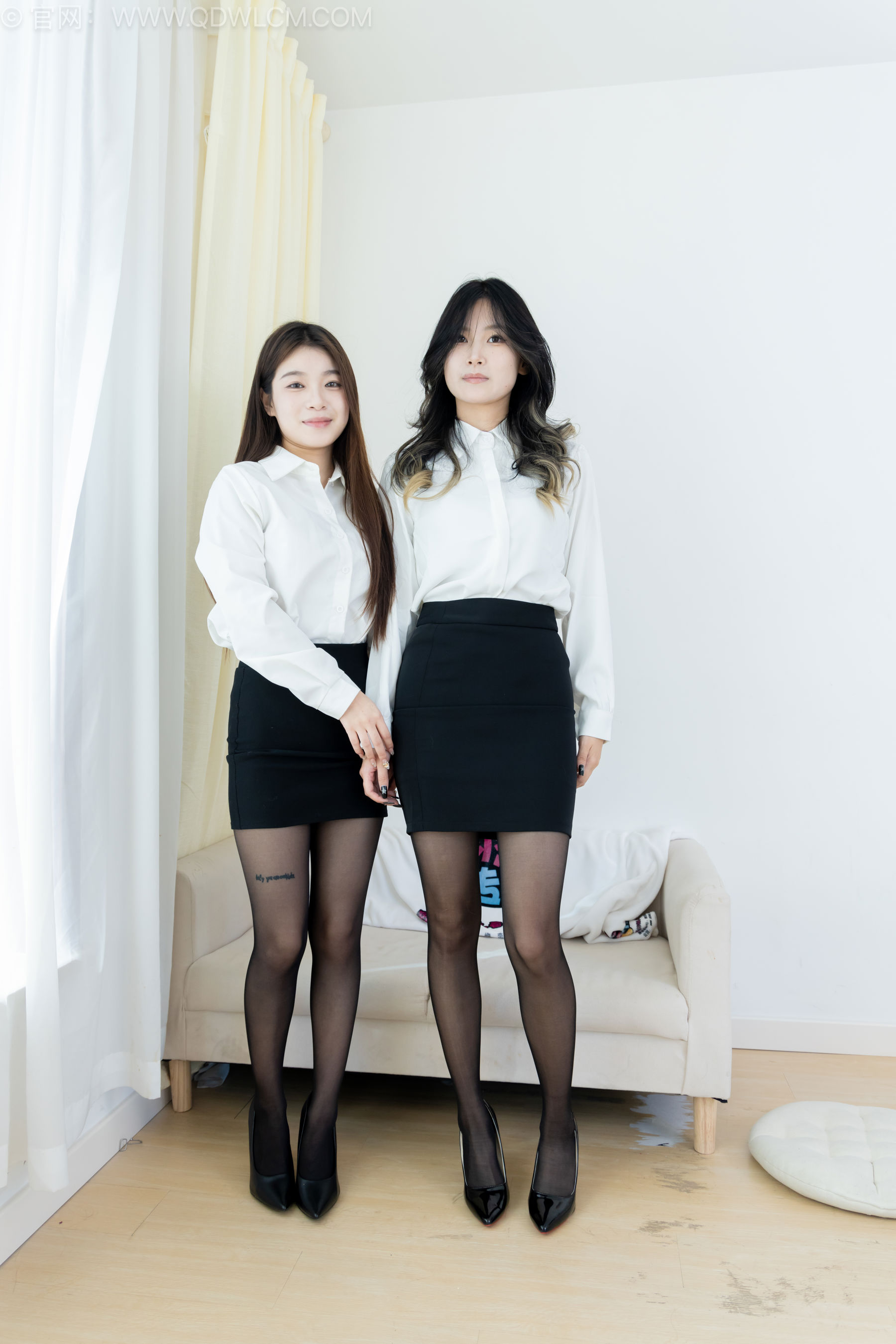 物恋传媒 No.2590 闪闪&贝壳 - 高跟鞋、薄黑丝、ol制服