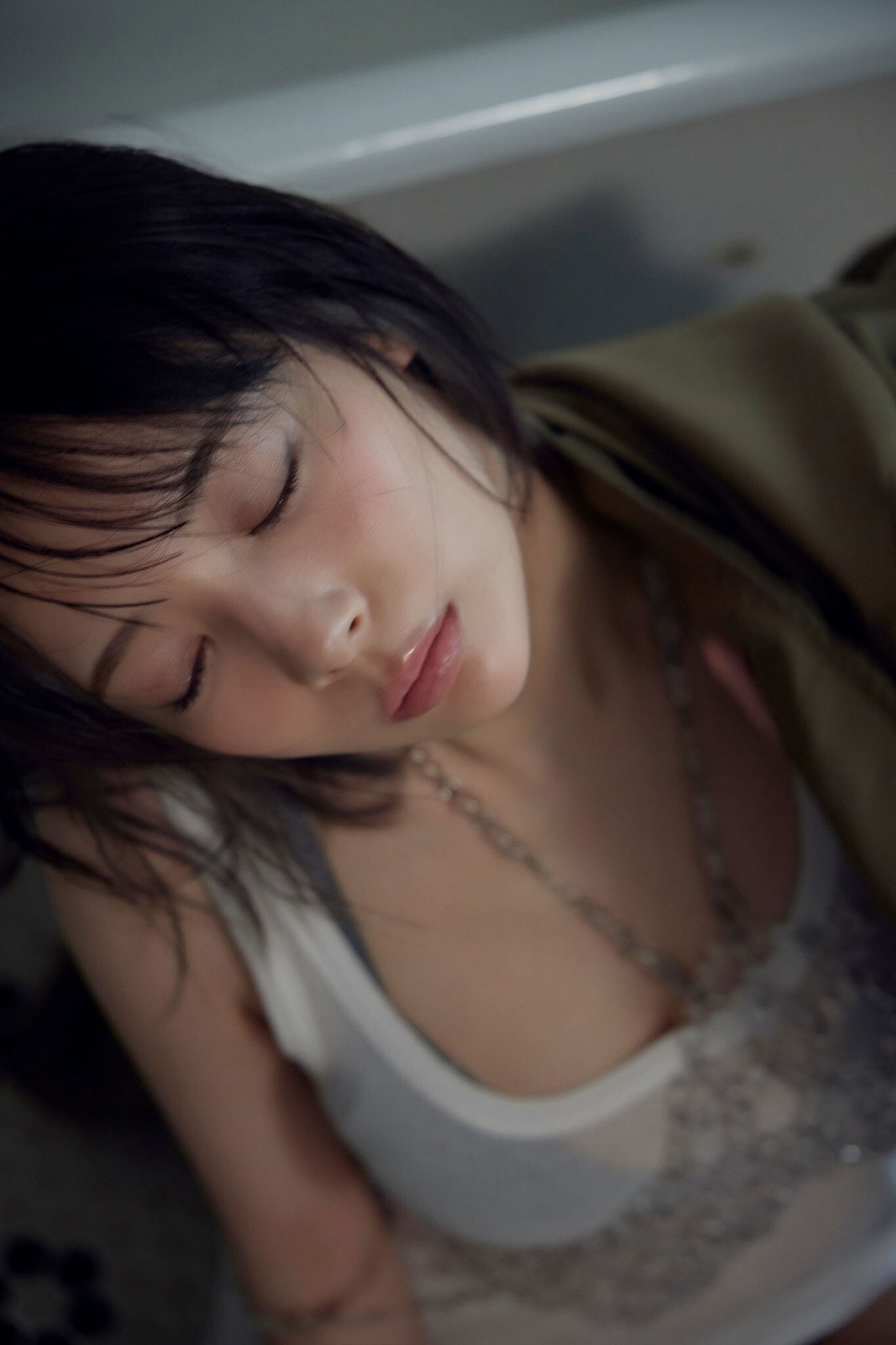 岡田紗佳 - 美脚輪舞曲